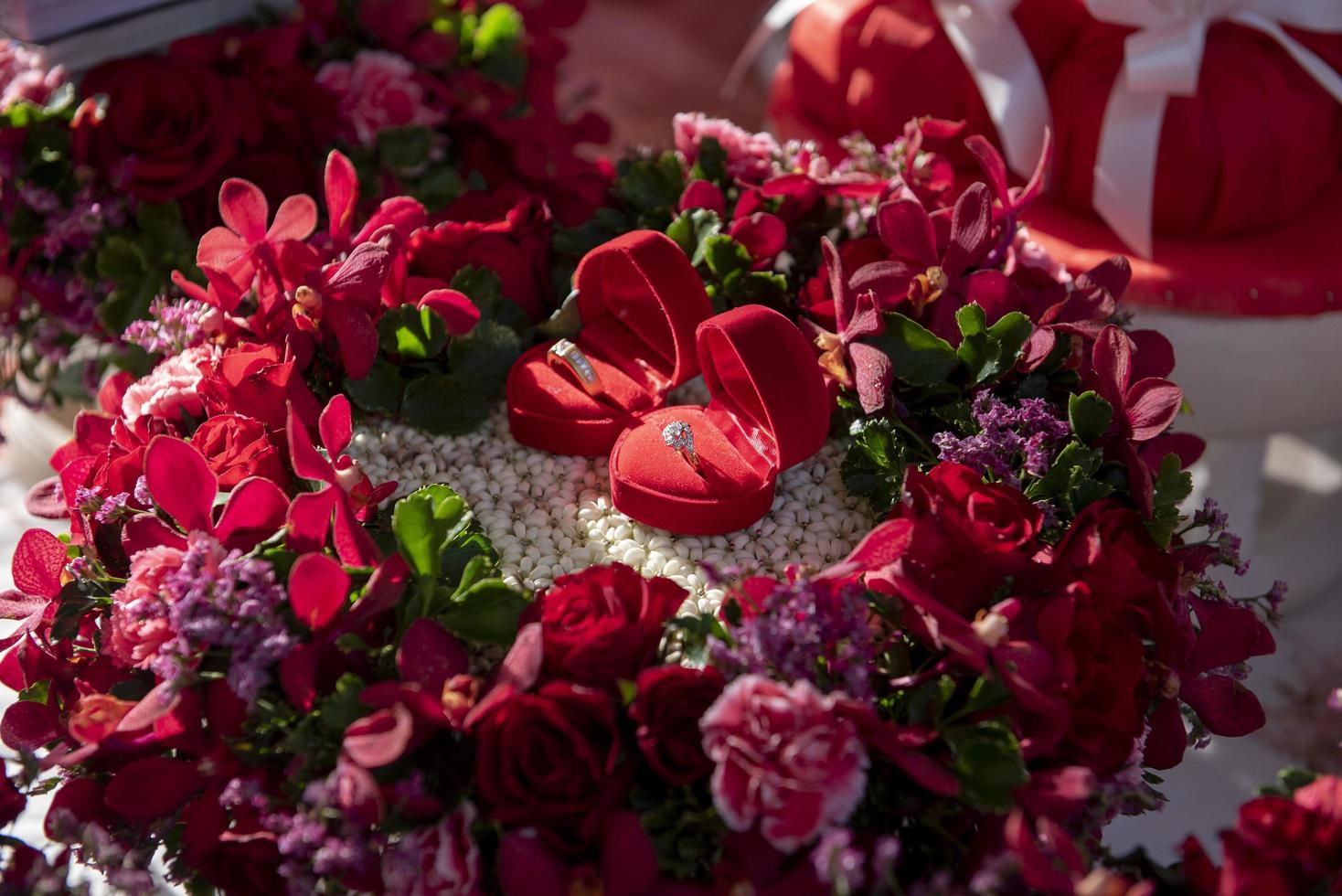 coppia di fedi nuziali su rosa rossa foto