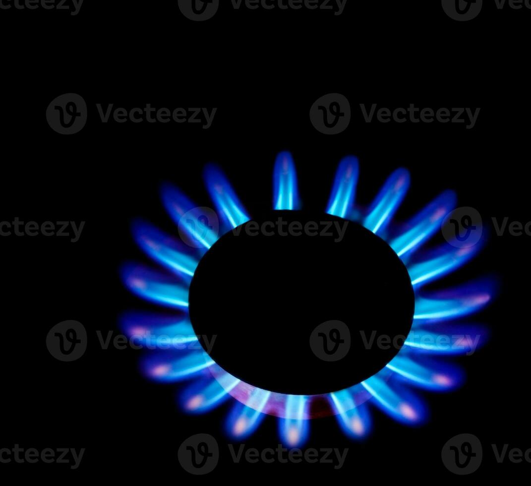 gas fiammata isolato su nero foto