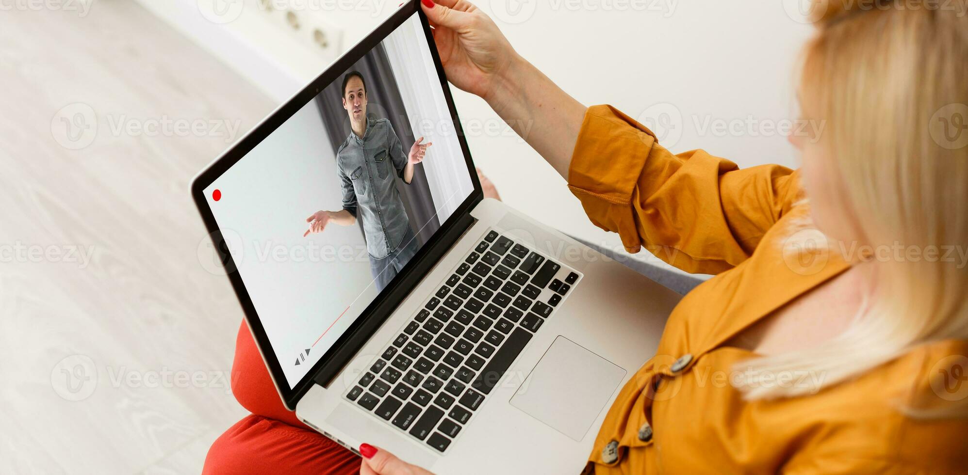 avvicinamento di donna d'affari video conferenza con collega su il computer portatile foto