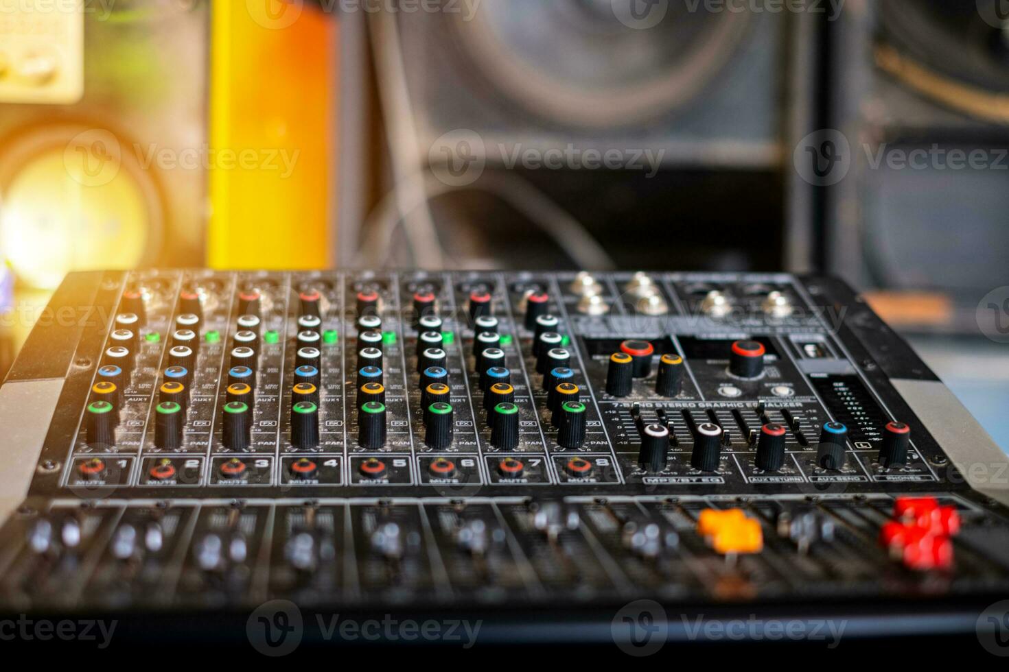 mixer audio audio analogico presso la sala di controllo del suono foto