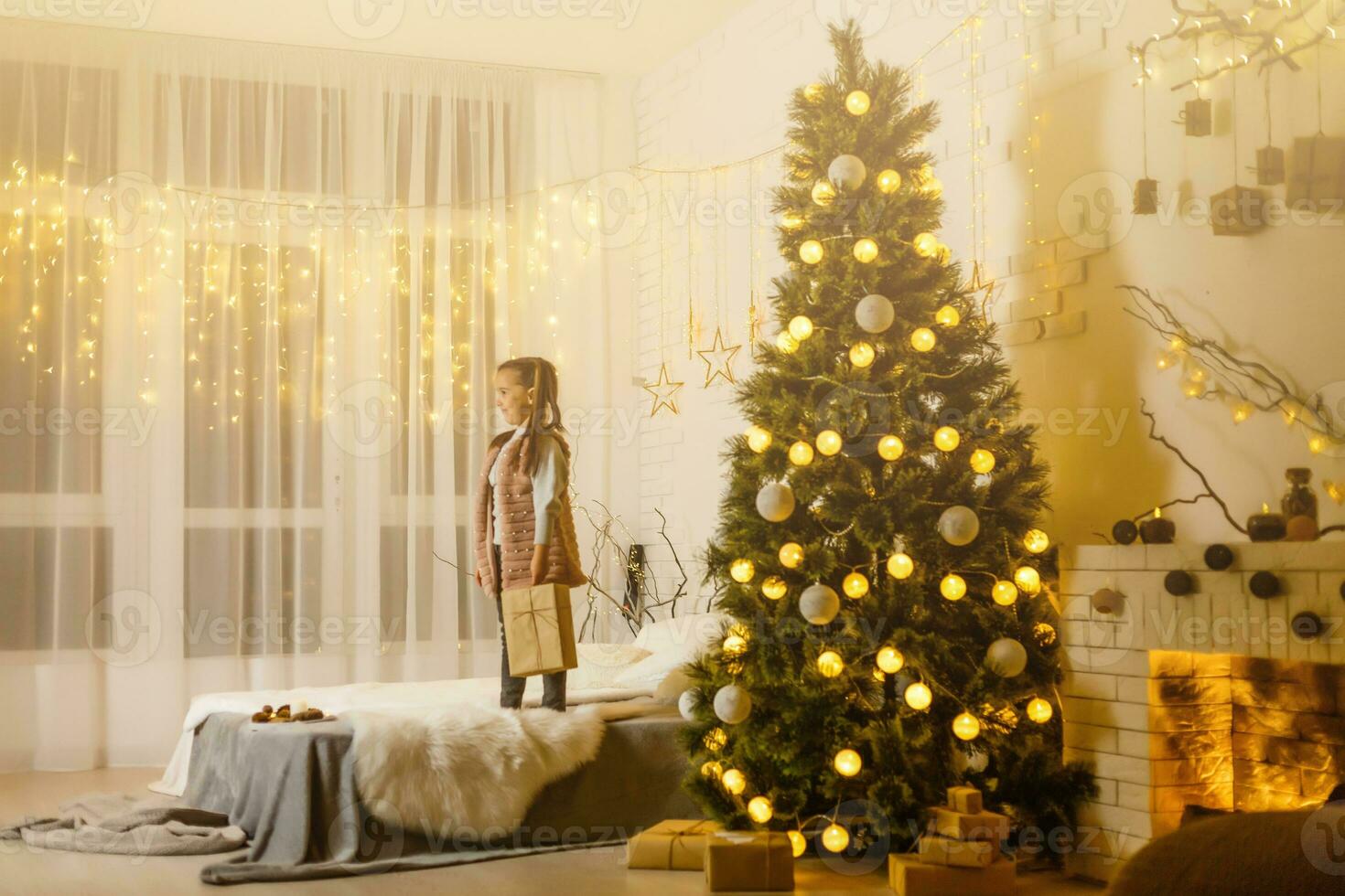 il ragazza giocando nel il camera con un' contento Natale atmosfera. foto