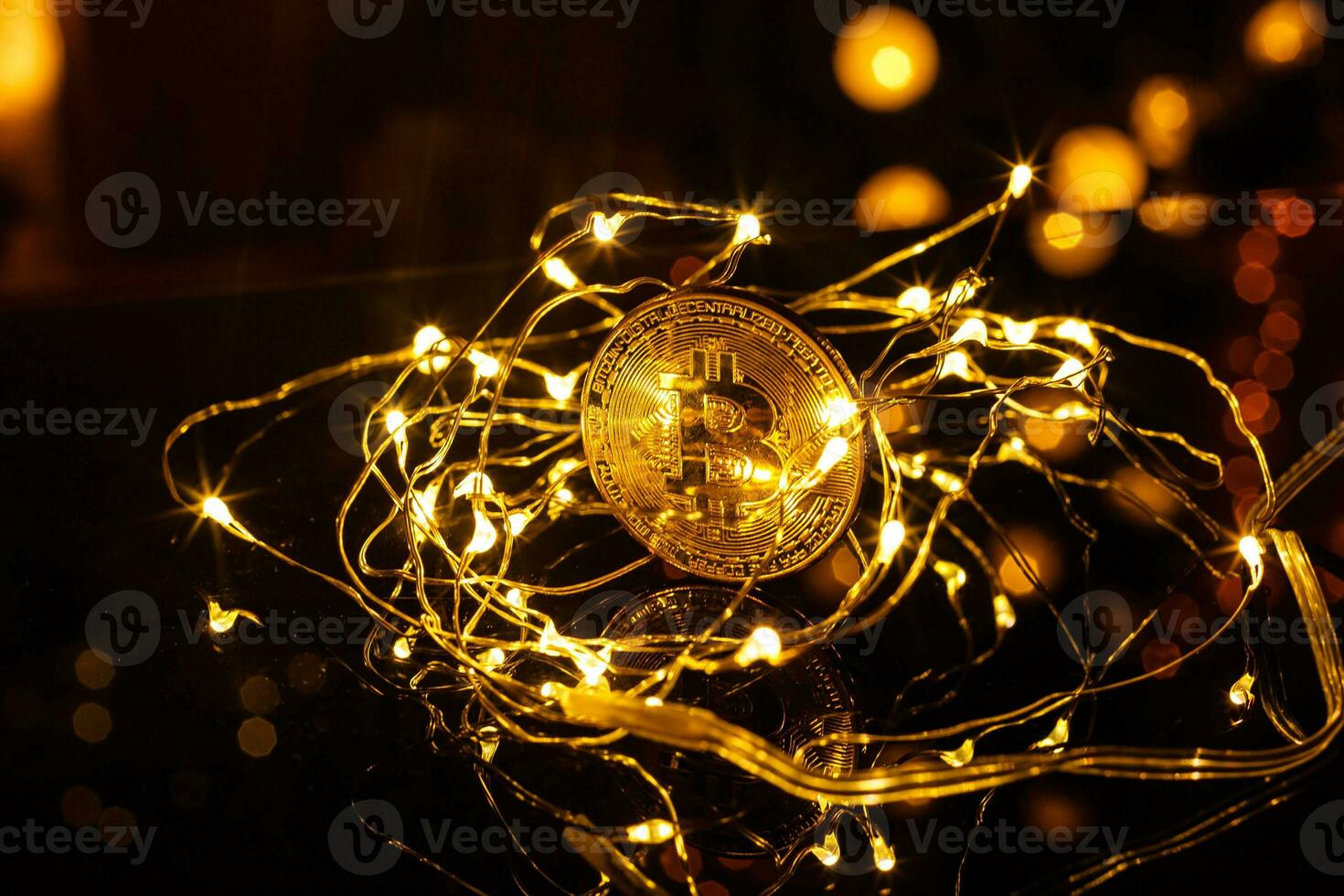 d'oro bitcoin moneta. festivo atmosfera. colorato Natale albero luci nel il sfondo. BTC è un' criptovaluta e è il primo decentralizzato peer to peer pagamento Rete. foto