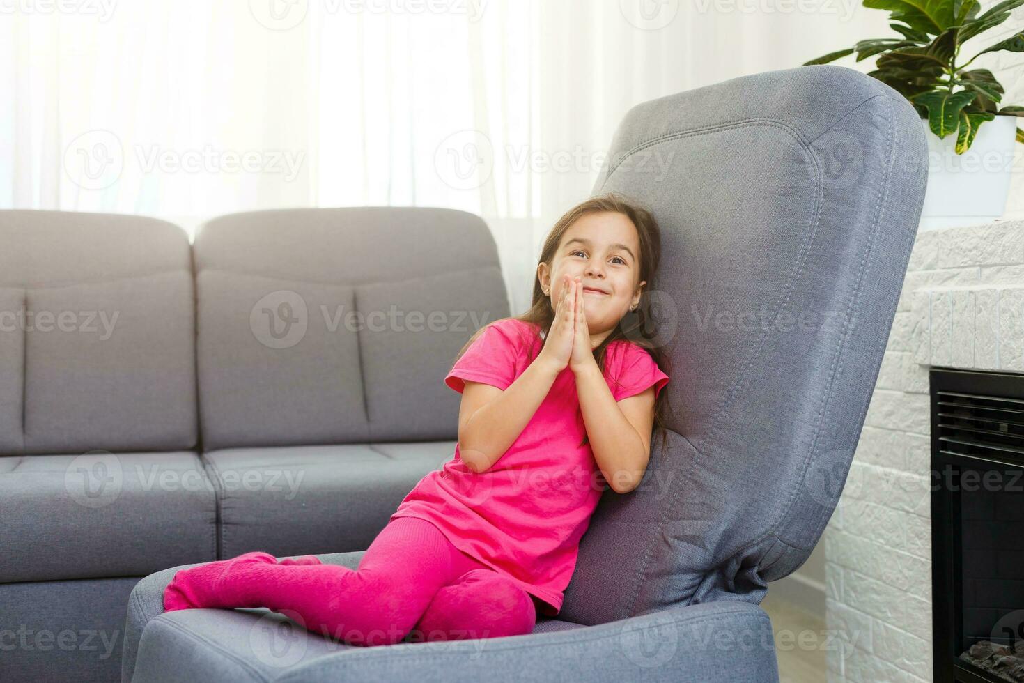 carino poco ragazza preghiere a casa foto