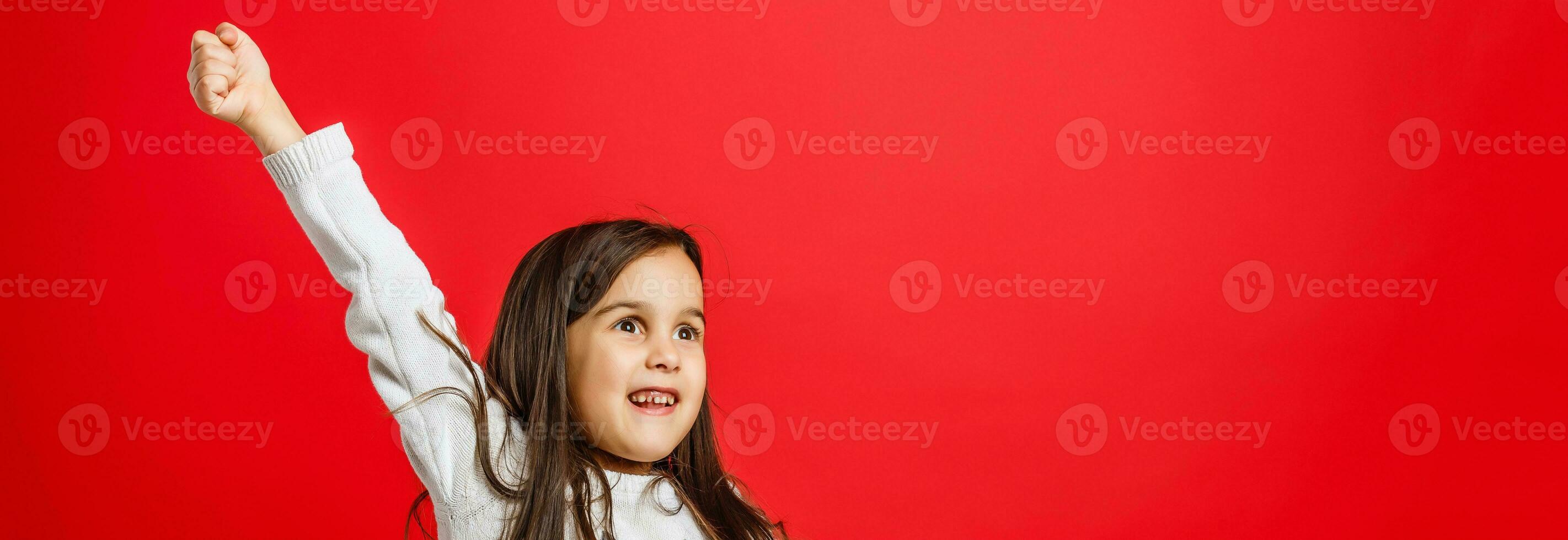 poco giovane ragazza con calcio palla nel mano sorridente su telecamera isolato su bianca sfondo foto