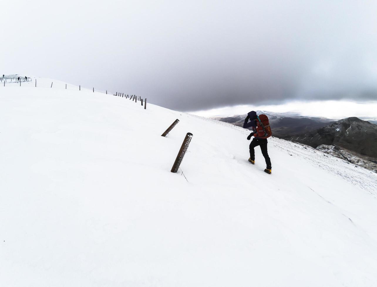 Donna che fa un'escursione in montagna a Snowdonia, nel Galles foto