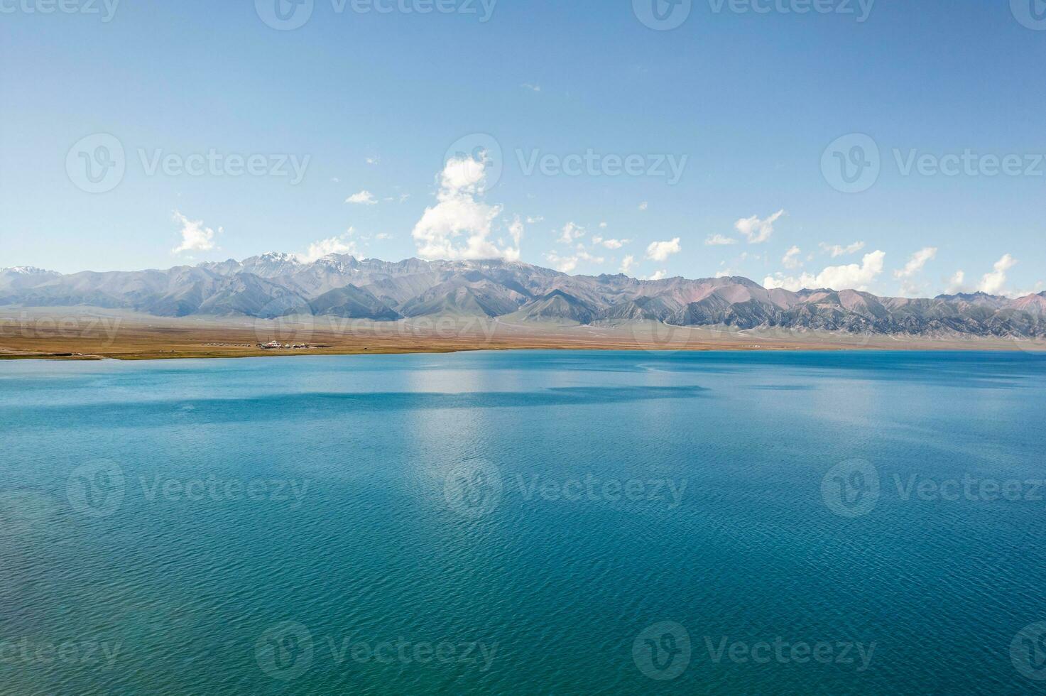 lago e prateria con un' soleggiato giorno. tiro nel Sayram lago nel xinjiang, Cina. foto