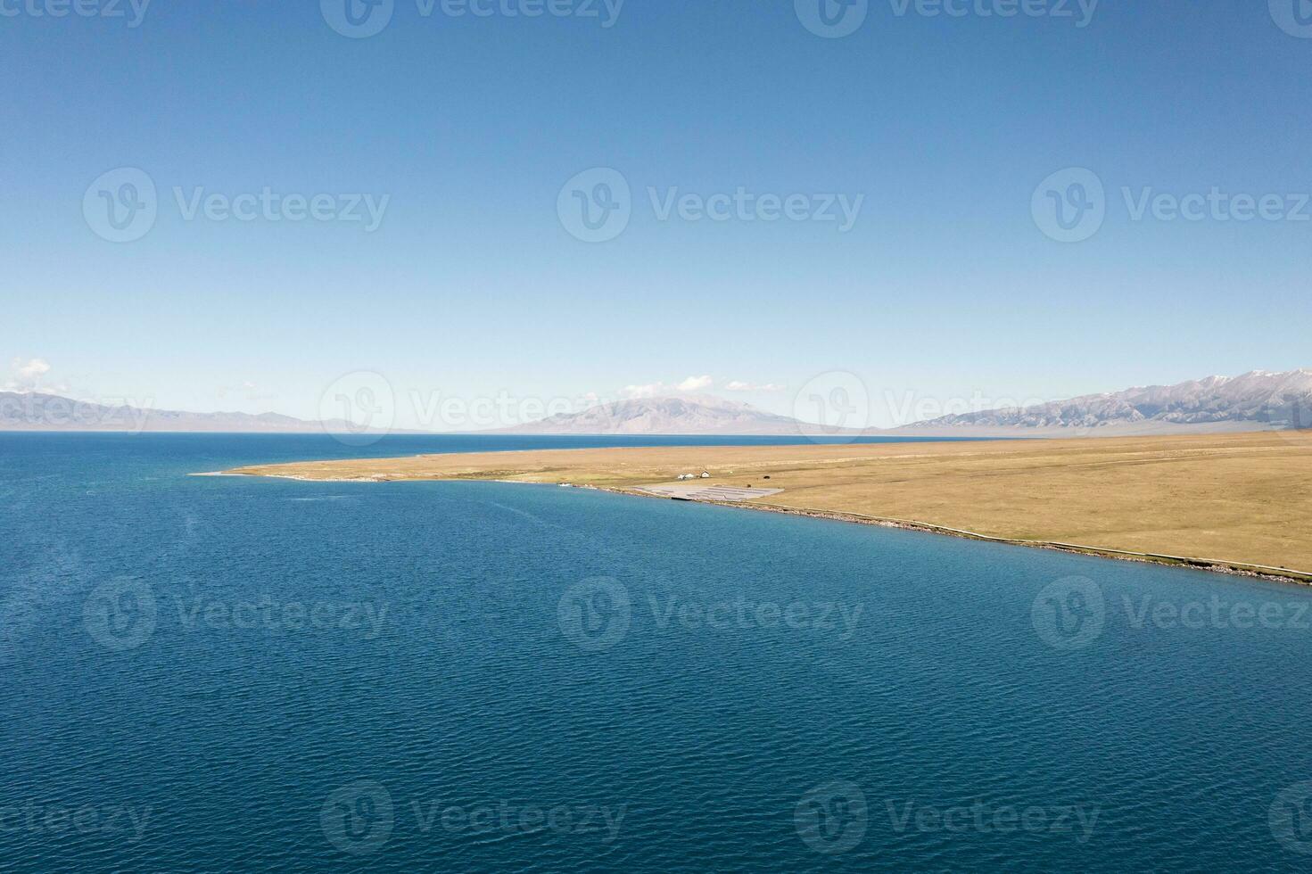 lago e prateria con un' soleggiato giorno. tiro nel Sayram lago nel xinjiang, Cina. foto