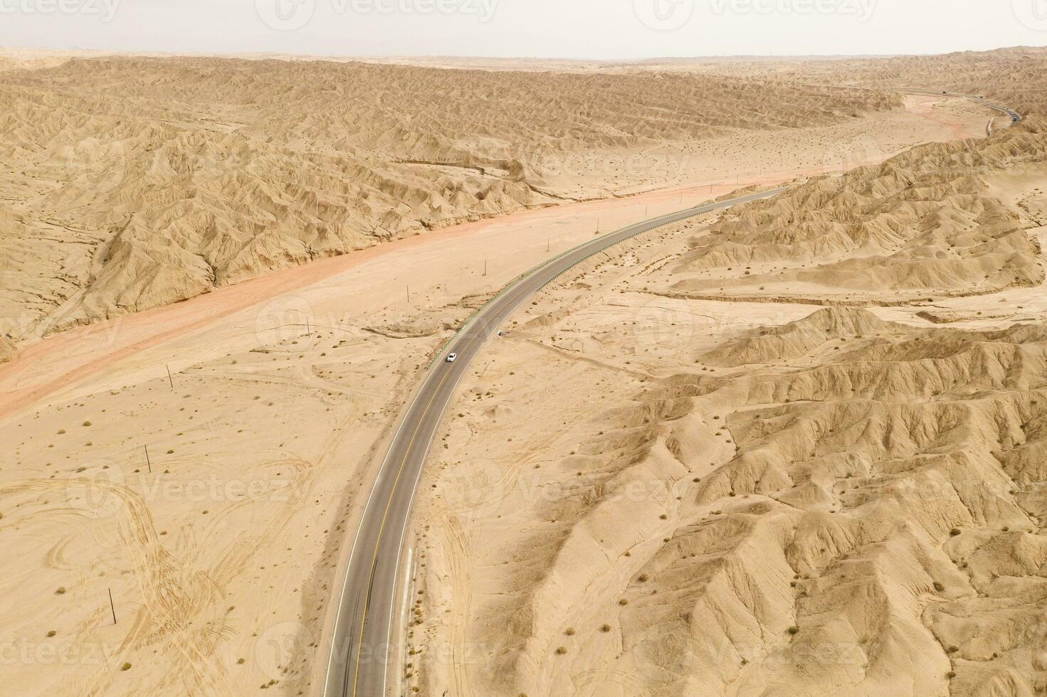 secchezza terra con erosione terreno con autostrada traversata. foto