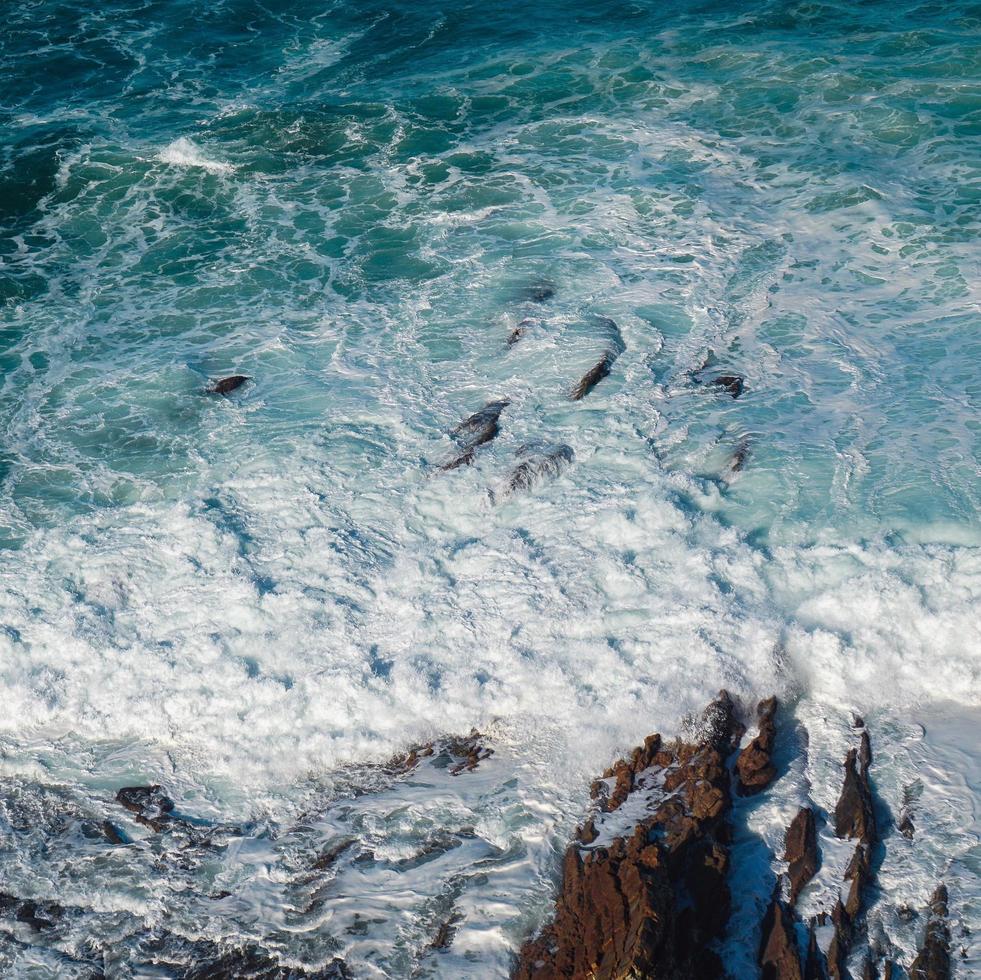 rocce nel mare della costa foto