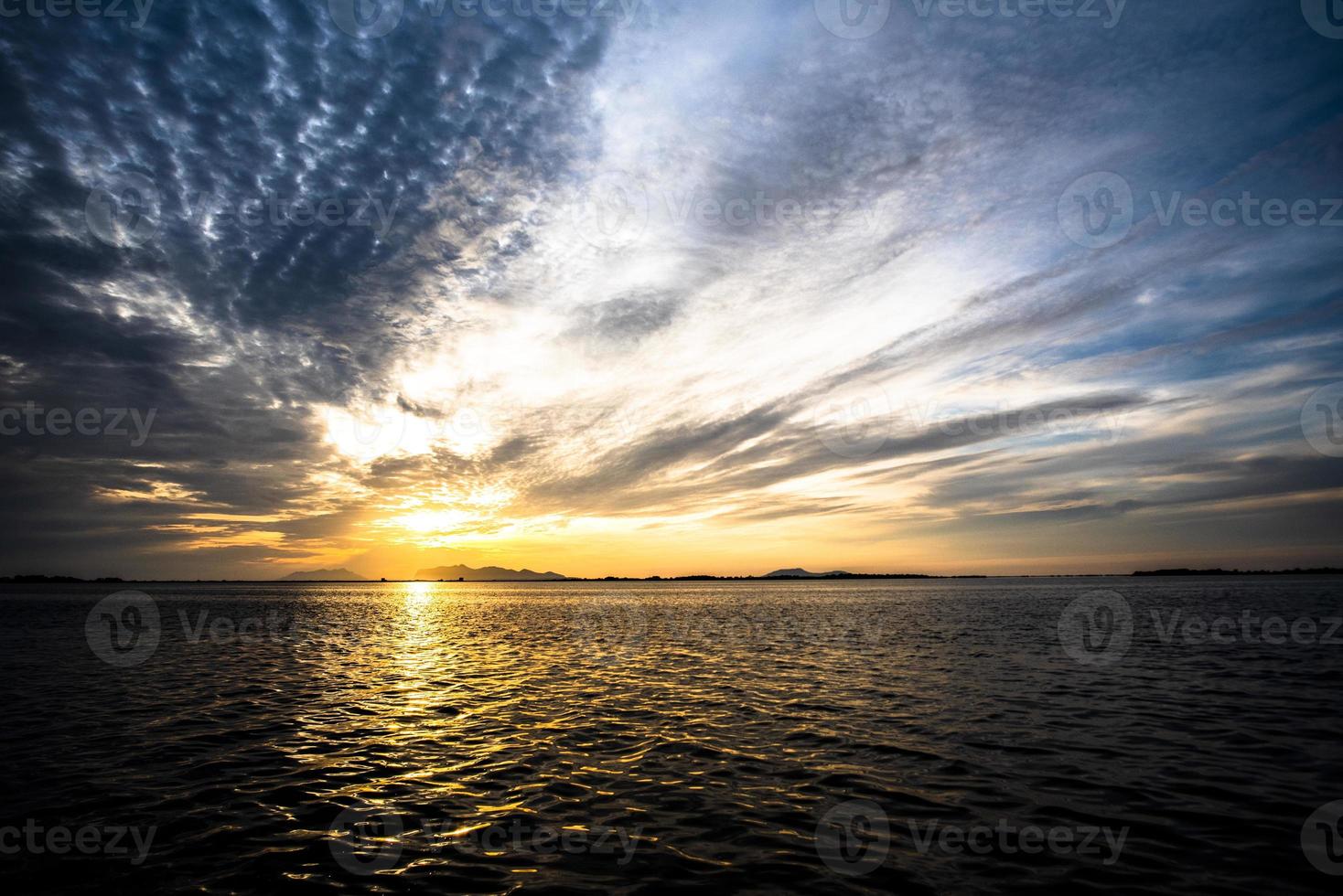 Tramonto sulla laguna dello stagnone a marsala, sicilia, italia foto