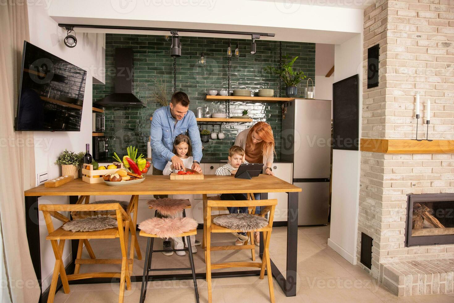 giovane famiglia preparazione verdure nel il cucina foto