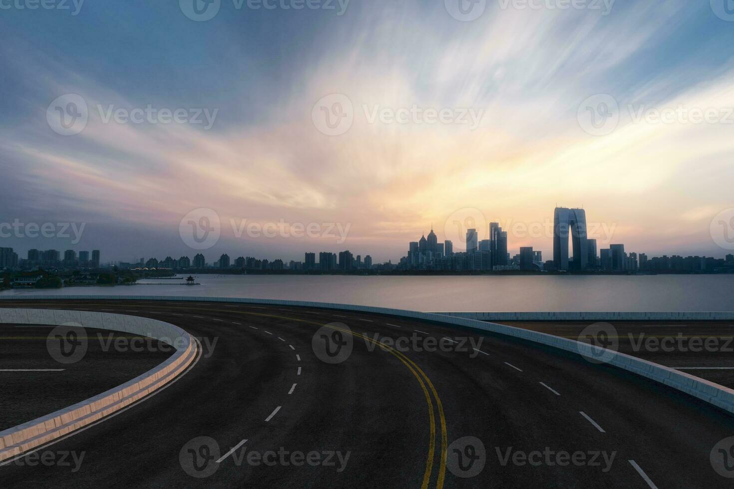 asfalto strada e urbano edificio di Suzhou, viale e strada. foto