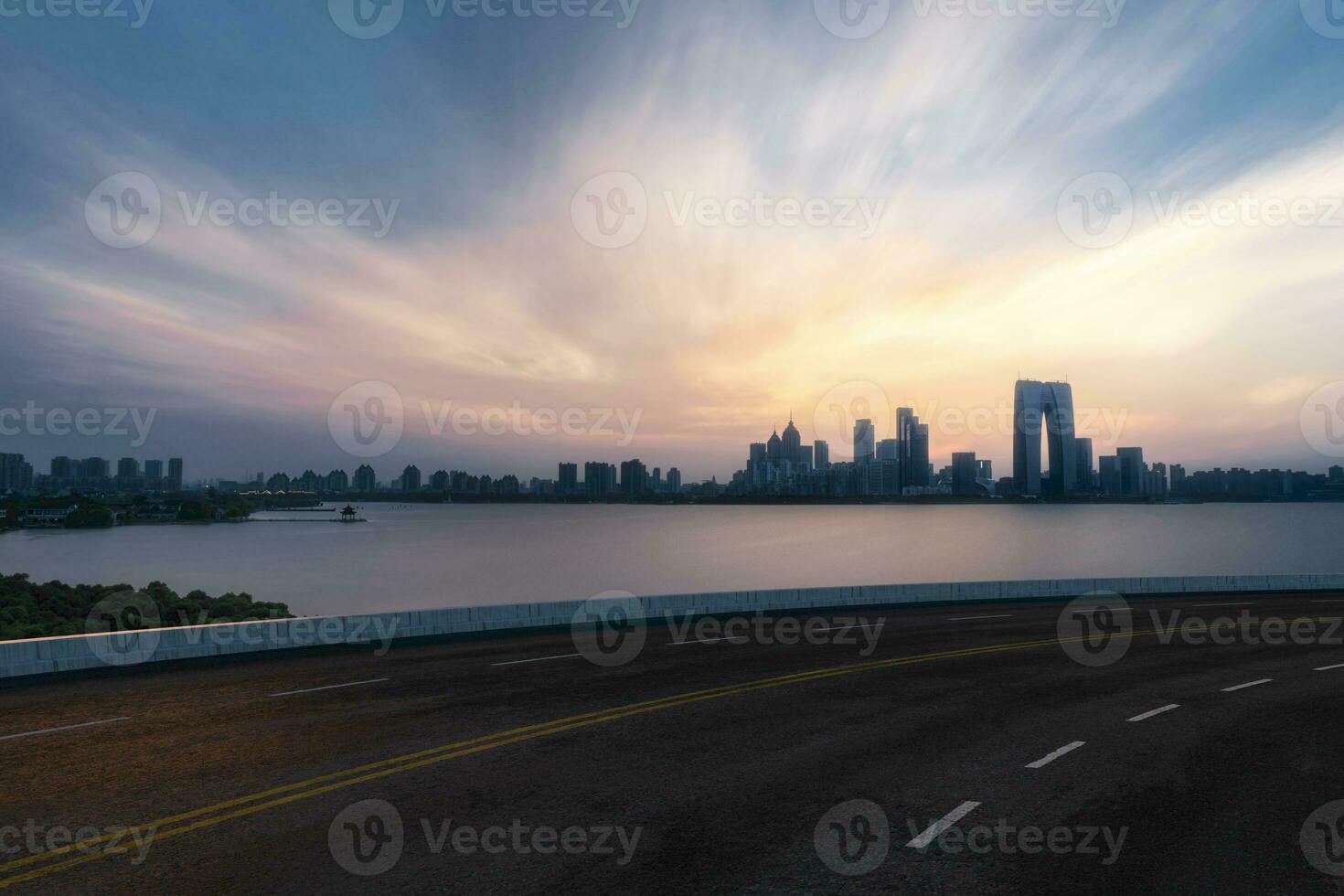 asfalto strada e urbano edificio di Suzhou, viale e strada. foto