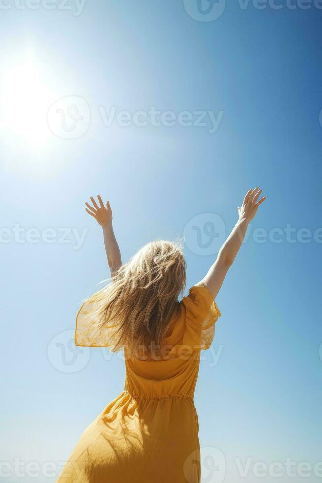 contento giovane donna indossare sole vestito lancio mani su nel il aria, ai generativo foto