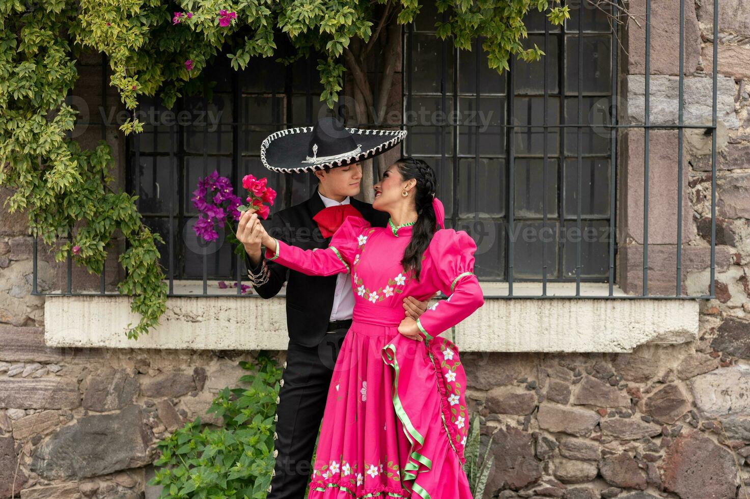 giovane ispanico donna e uomo nel indipendenza giorno o cinco de mayo parata o culturale Festival foto