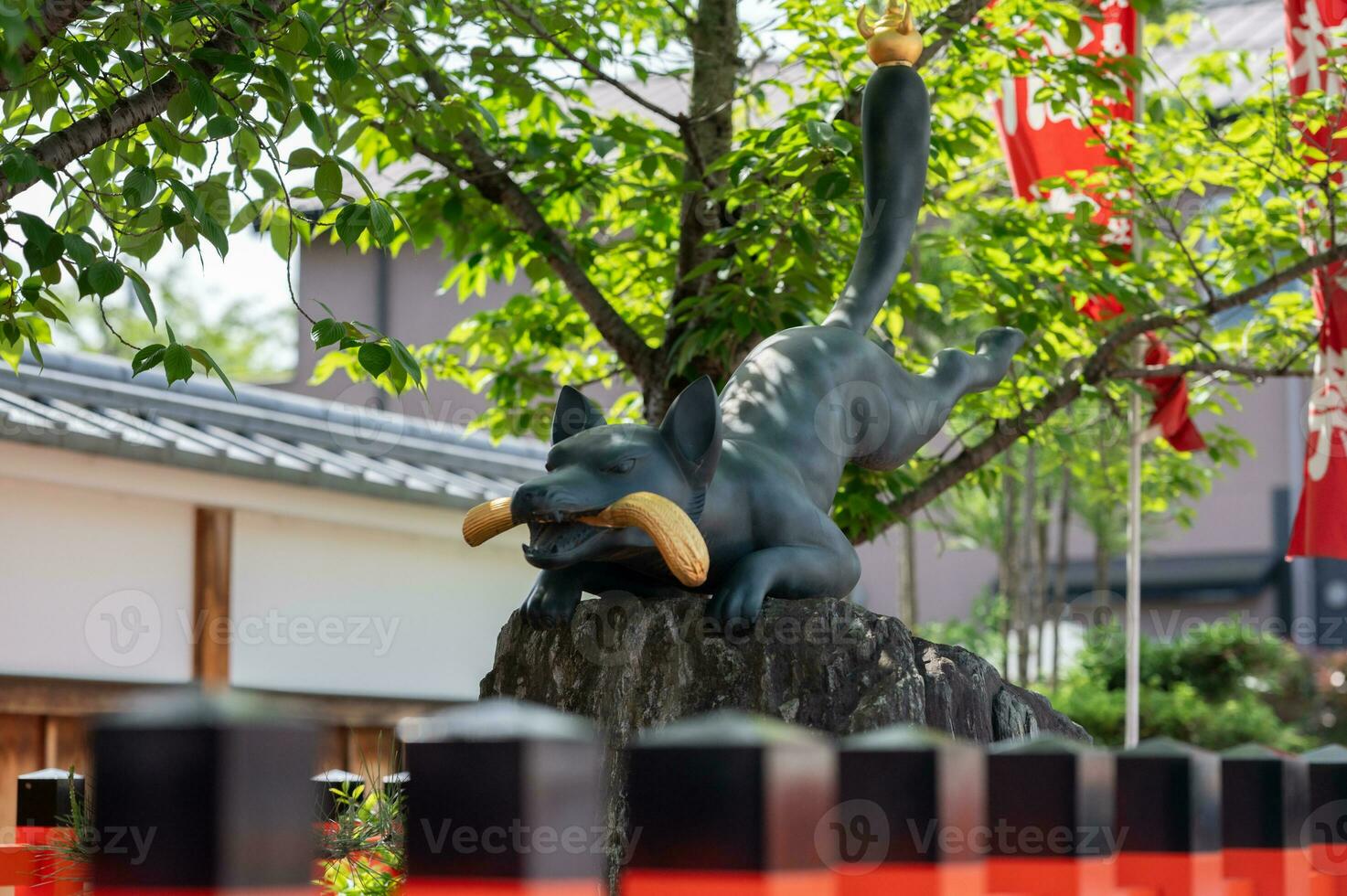 il santuario di il mille torii cancelli. fushimi inari santuario. esso è famoso per suo migliaia di vermiglio torii cancelli. Giappone foto