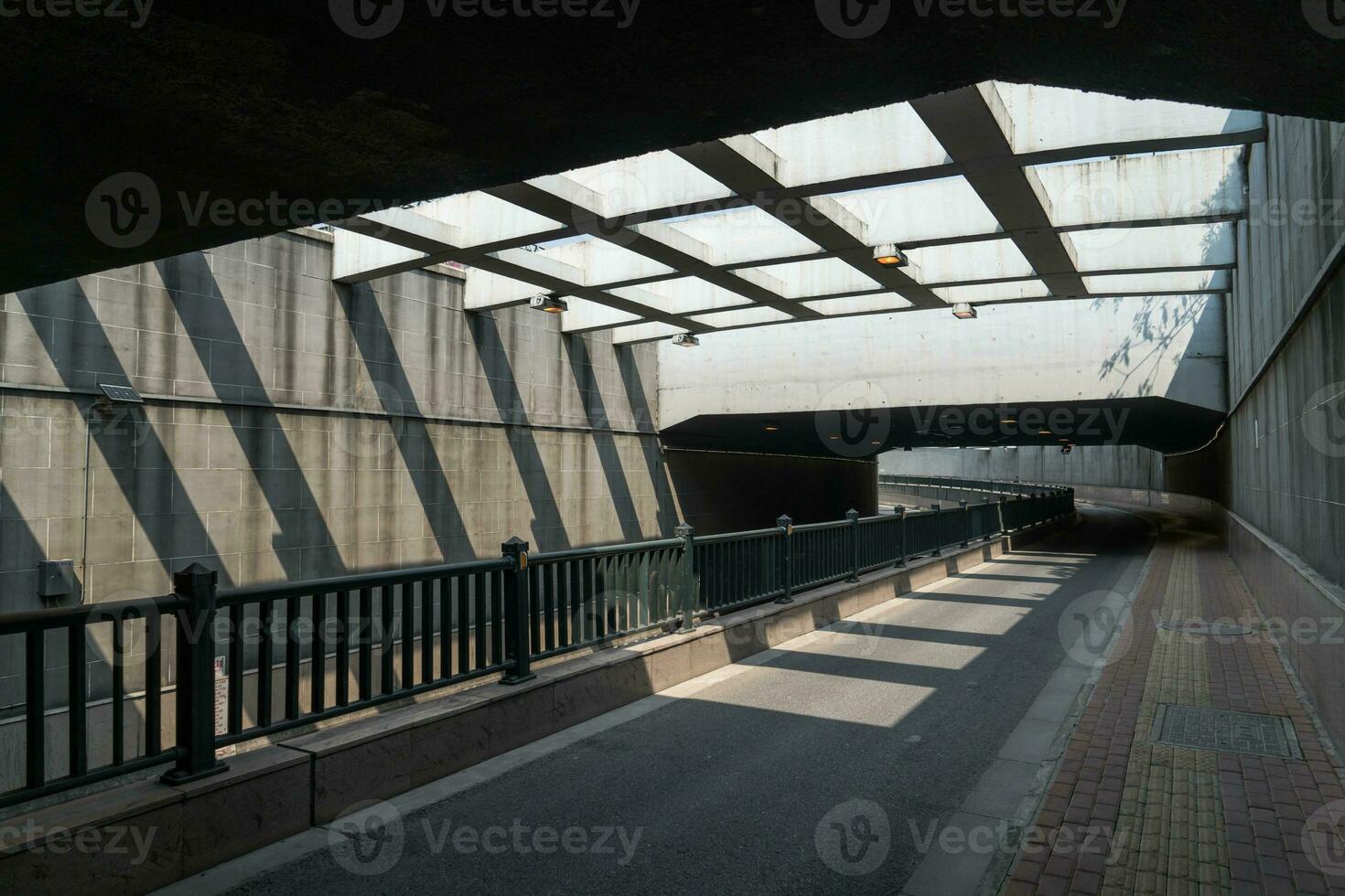 il passaggio nel il città, prospettiva sfondo foto