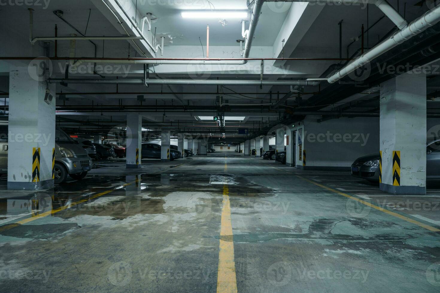 vecchio parcheggio lotto con illuminazione, calcestruzzo edificio foto