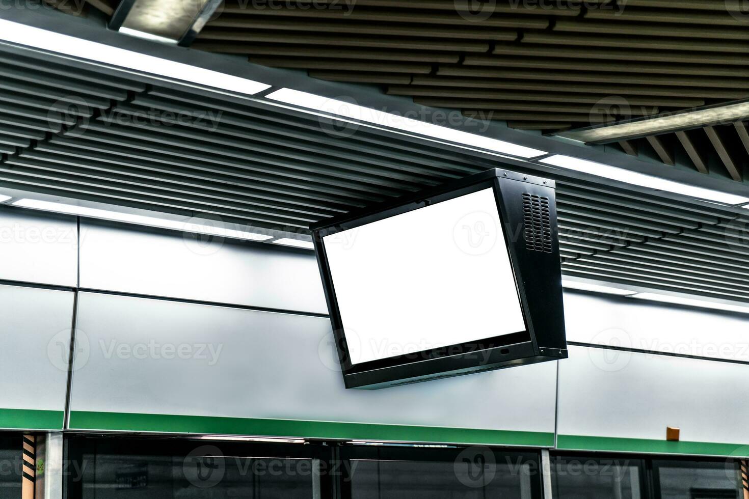 il vuoto tabellone nel il metropolitana, manifesto modello. foto