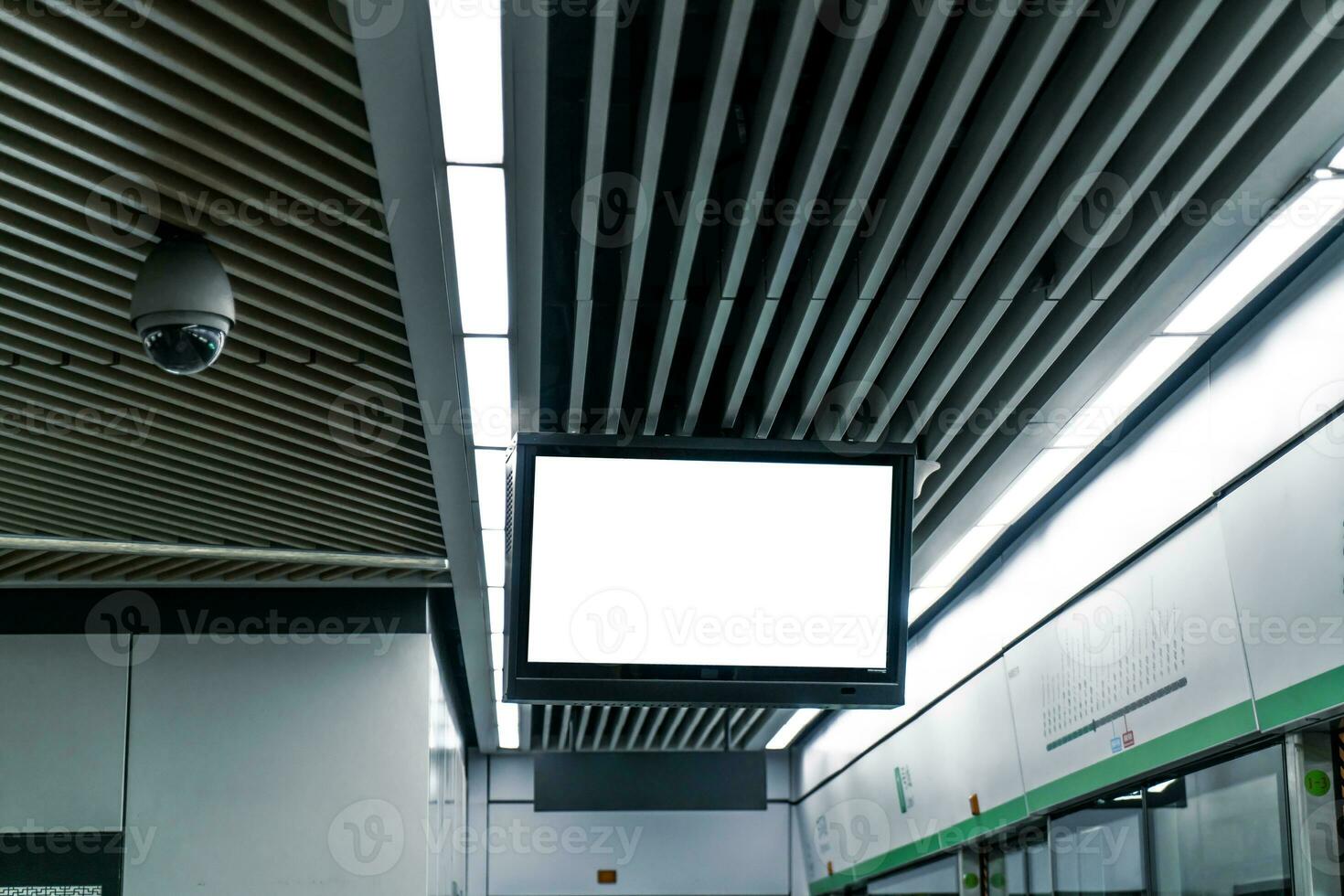 il vuoto tabellone nel il metropolitana, manifesto modello. foto