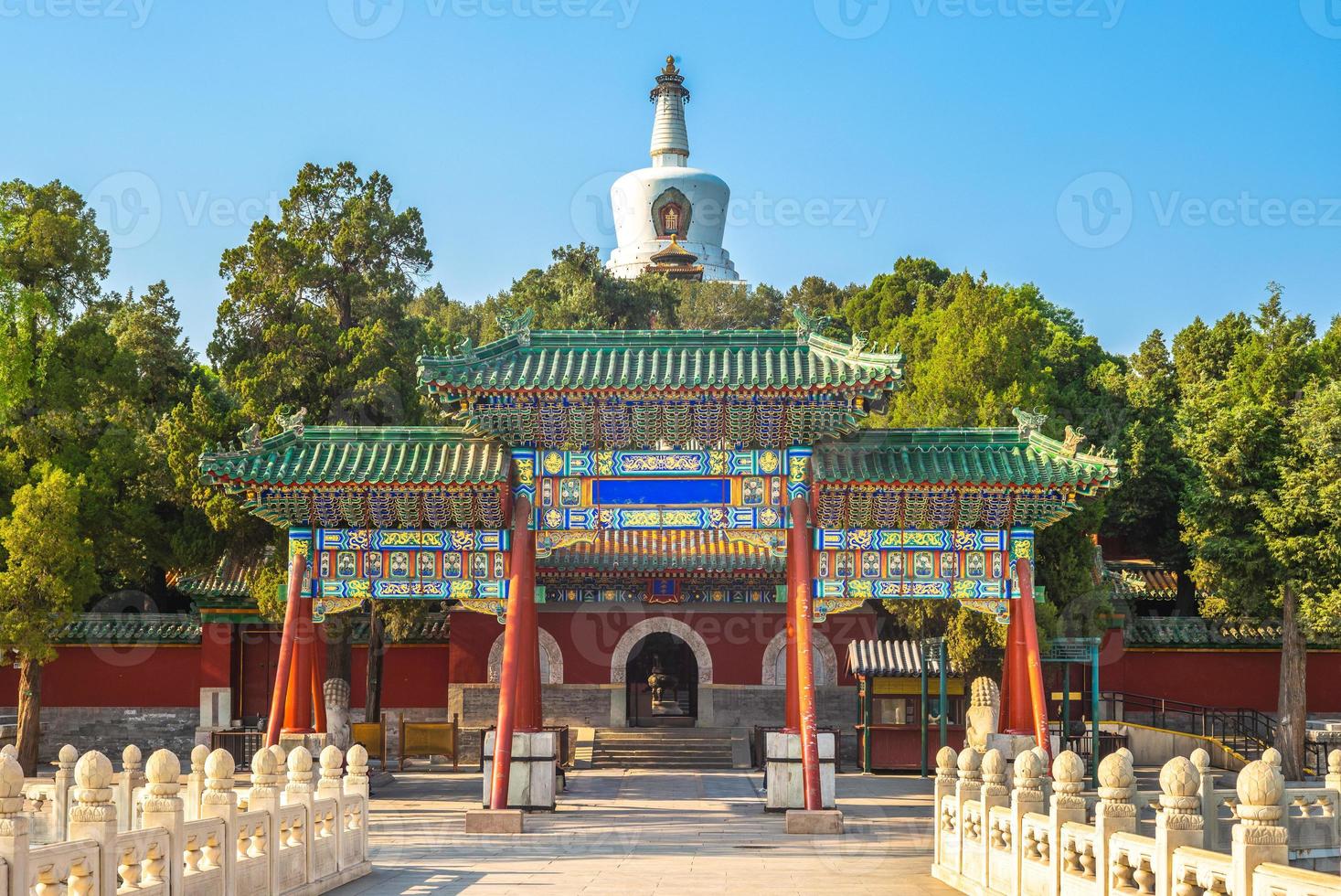 pagoda bianca del parco beihai a pechino, cina foto