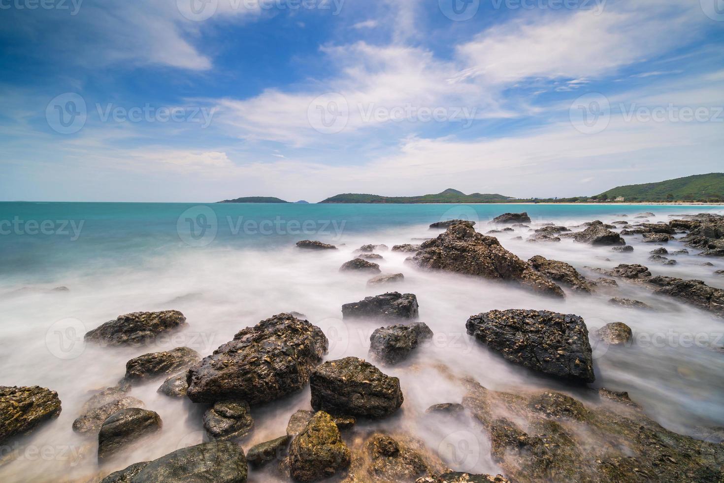 foto a lunga esposizione di rocce sul mare