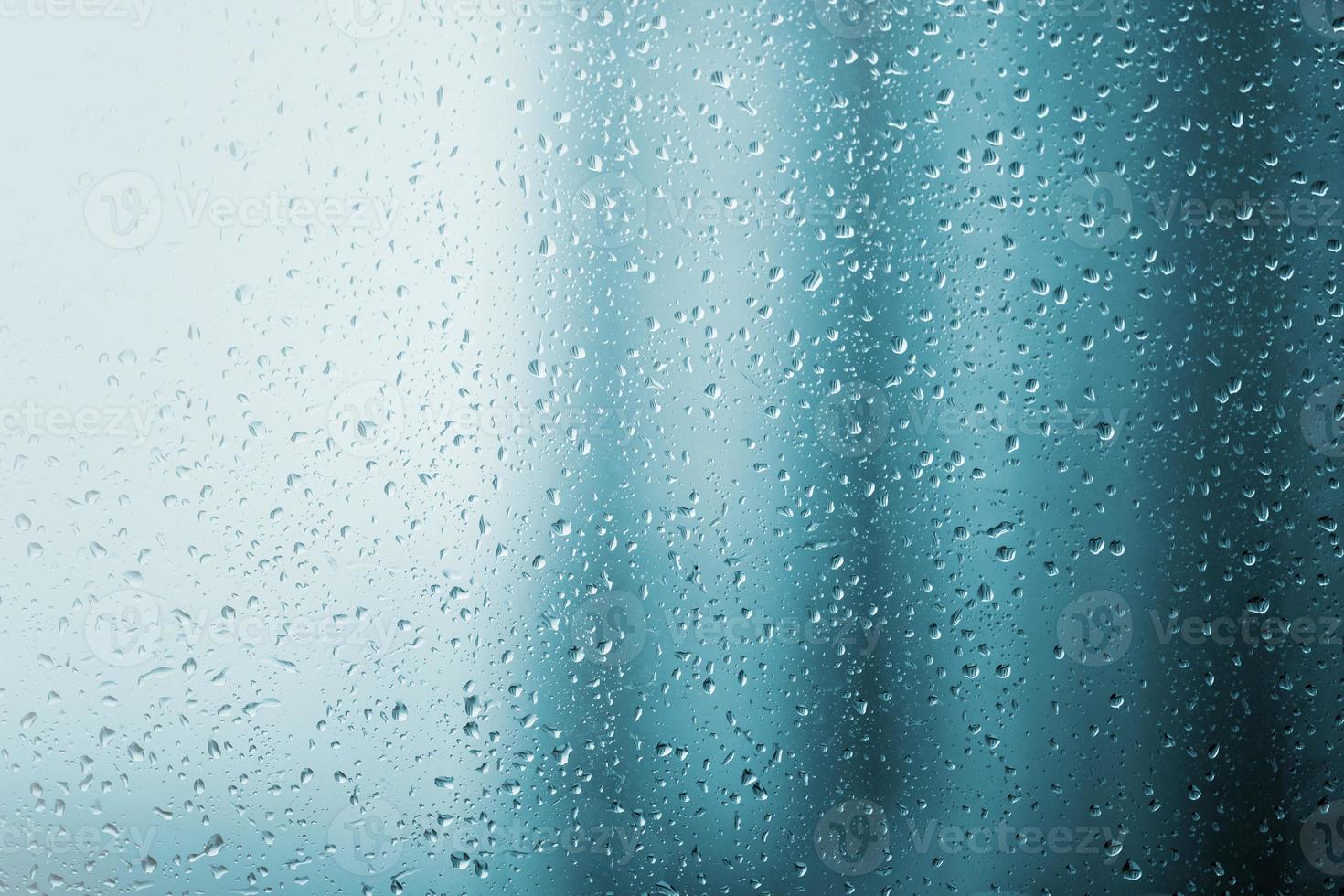gocce di pioggia su vetro, sfondo foto