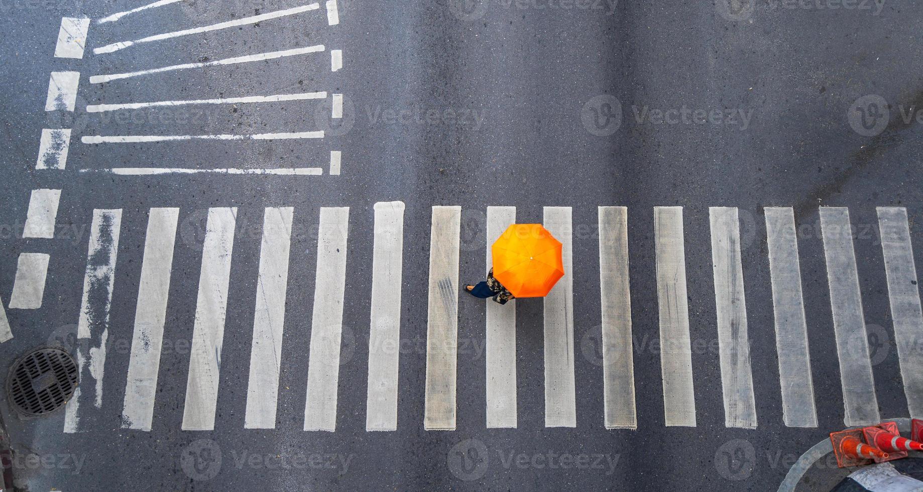 foto aerea vista dall'alto di persone che camminano per strada in città sopra l'attraversamento pedonale della strada del traffico