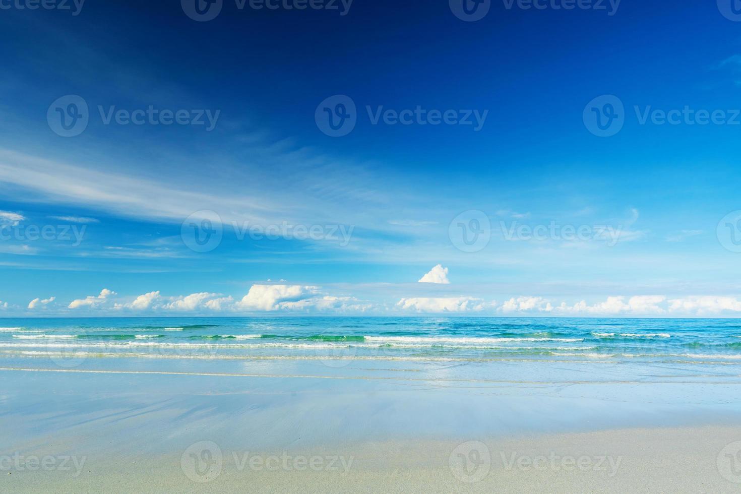 bellissima spiaggia tropicale e mare sotto il cielo blu foto