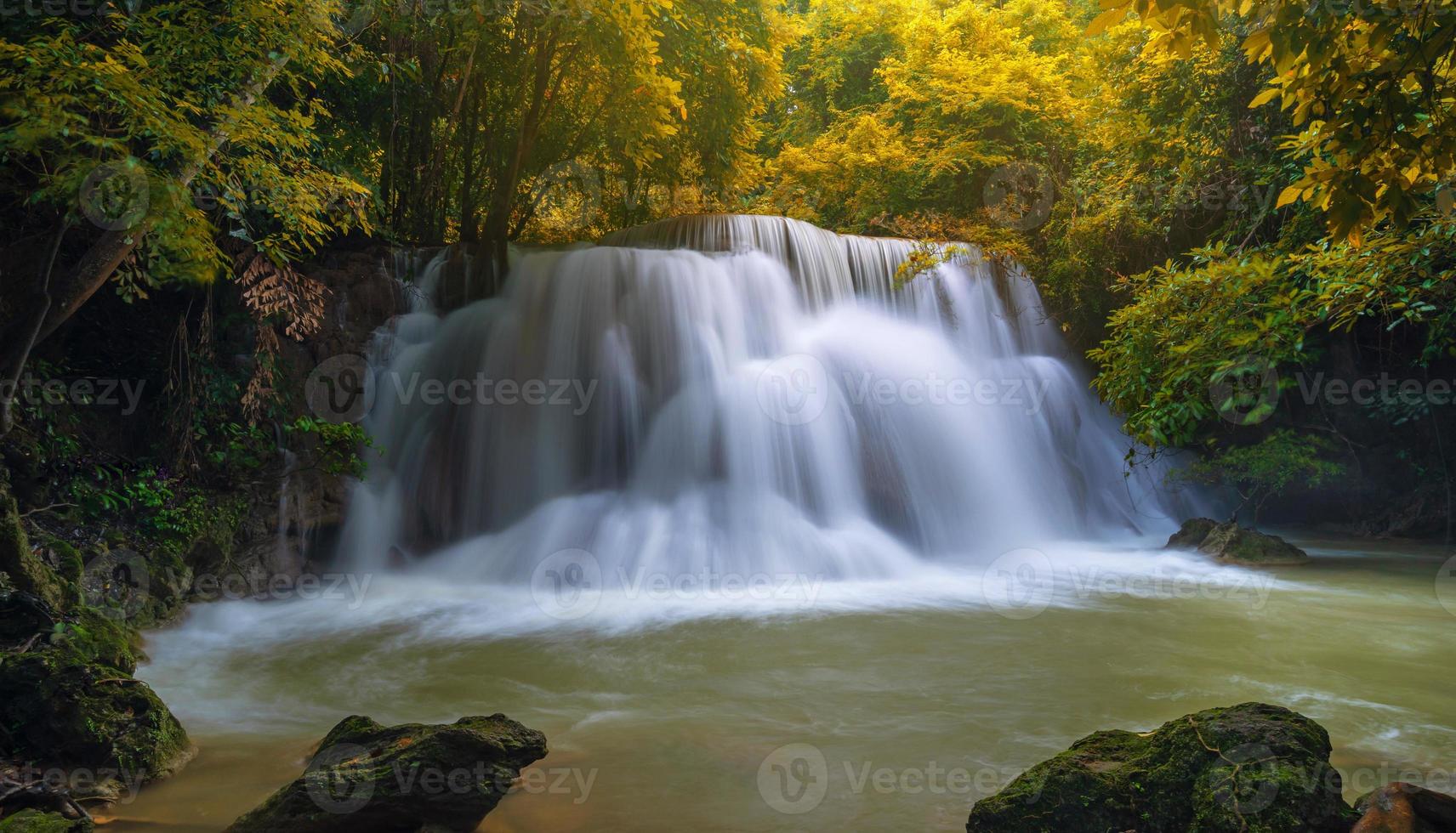 bella cascata nella foresta profonda foto