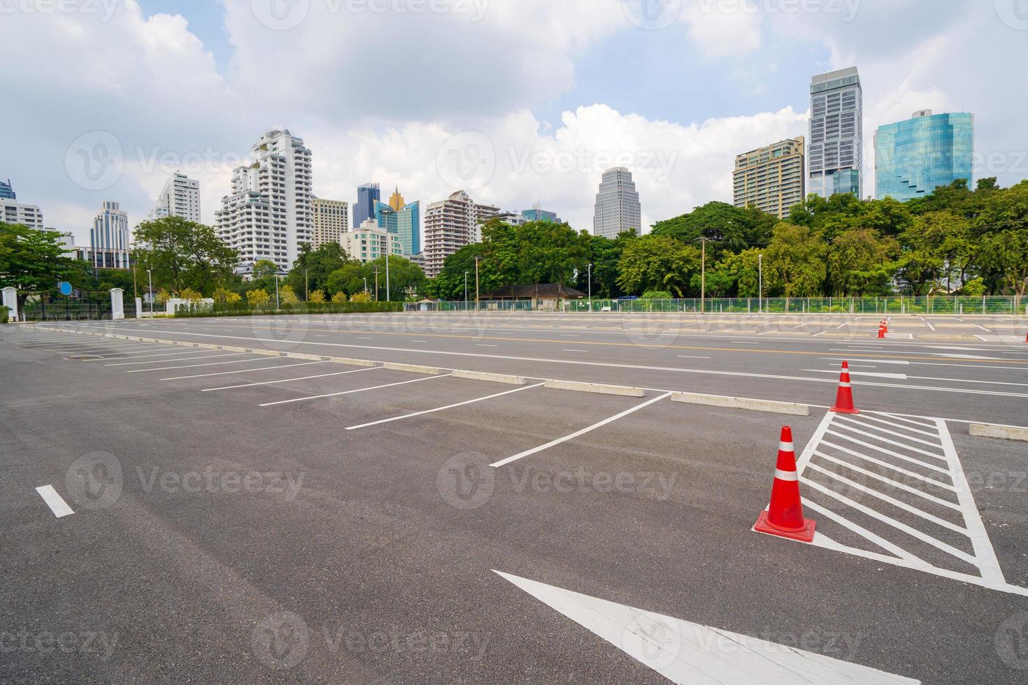 parcheggio vuoto con la città sullo sfondo e un bel cielo azzurro foto