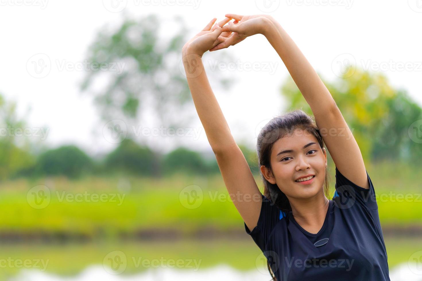 ritratto di una bella ragazza in abbigliamento sportivo, che esegue un allenamento fitness sano per la maratona all'aperto foto