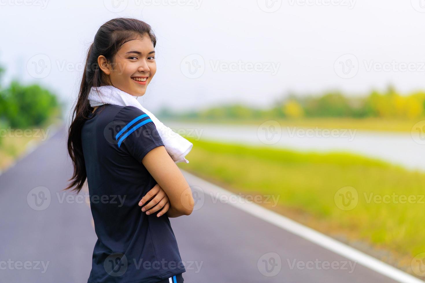 ritratto di una bella ragazza in abbigliamento sportivo, che esegue un allenamento fitness sano per la maratona all'aperto foto