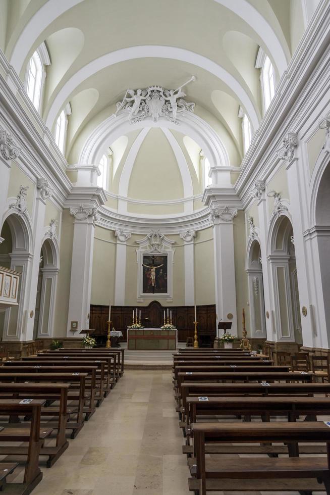 acquasparta, italia 2020- interno della cattedrale di santa cecilia nella città di acquasparta foto