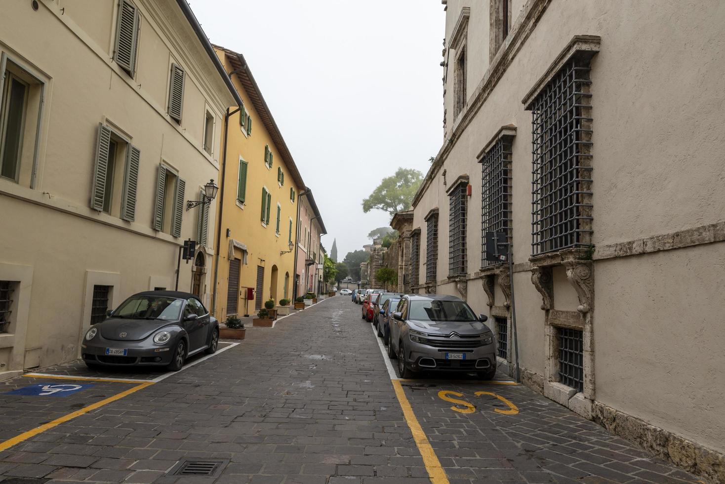 acquasparta, italia 2020- corso dei lincei nel centro del paese di acquasparta foto