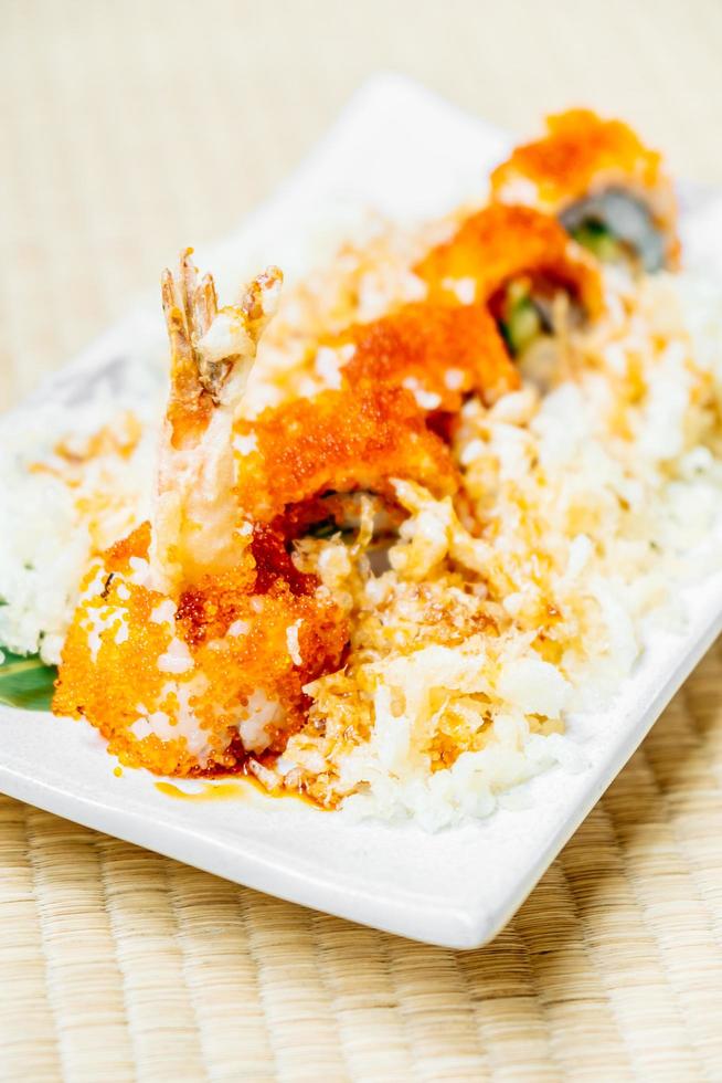 gamberetti fritti o sushi tempura di gamberi foto