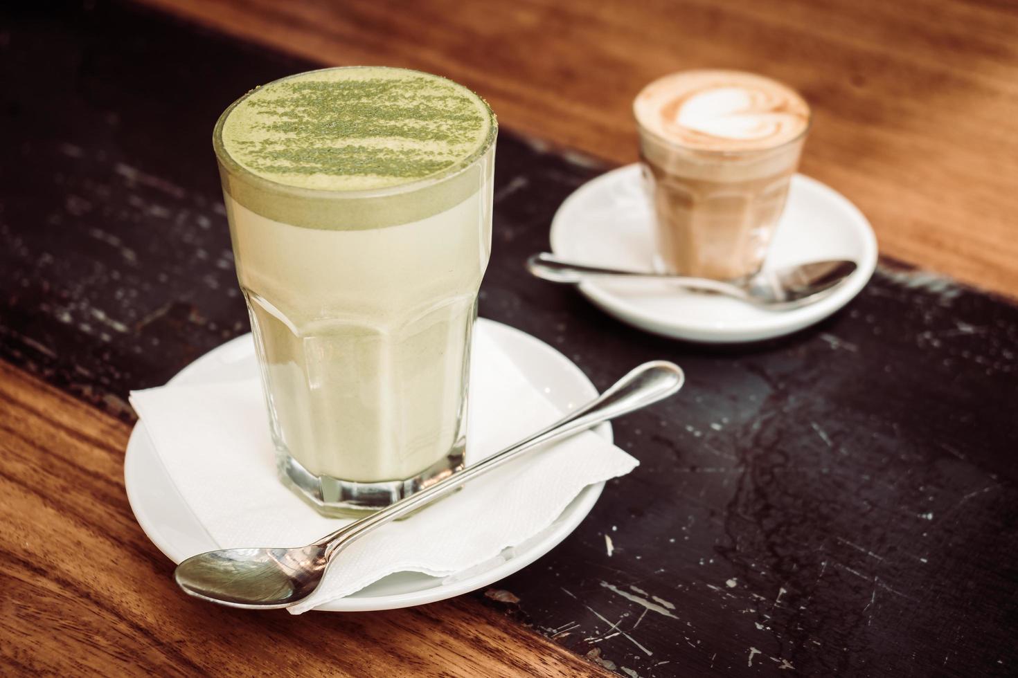 tazza di latte caldo al tè verde matcha foto