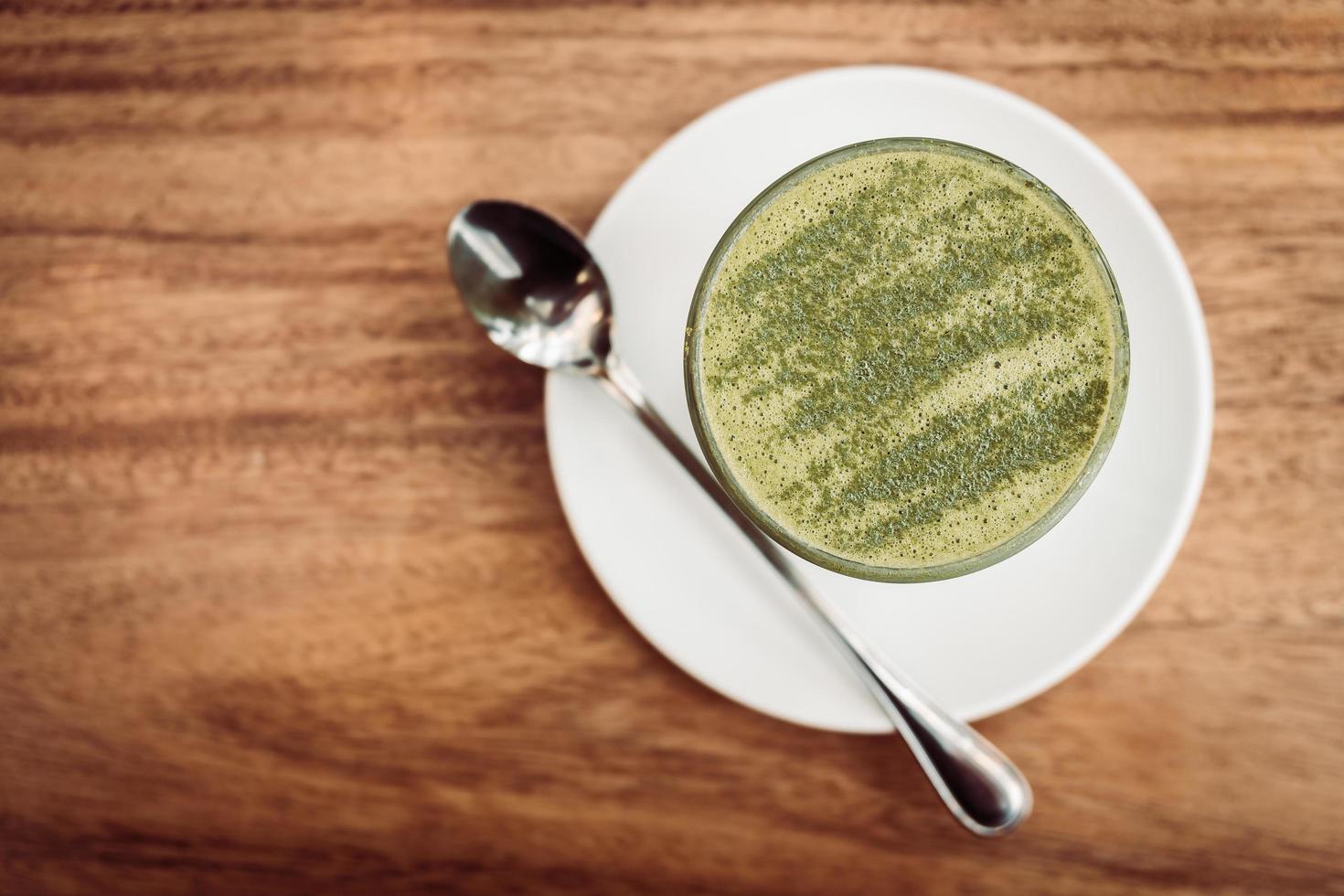 tazza di latte caldo al tè verde matcha foto