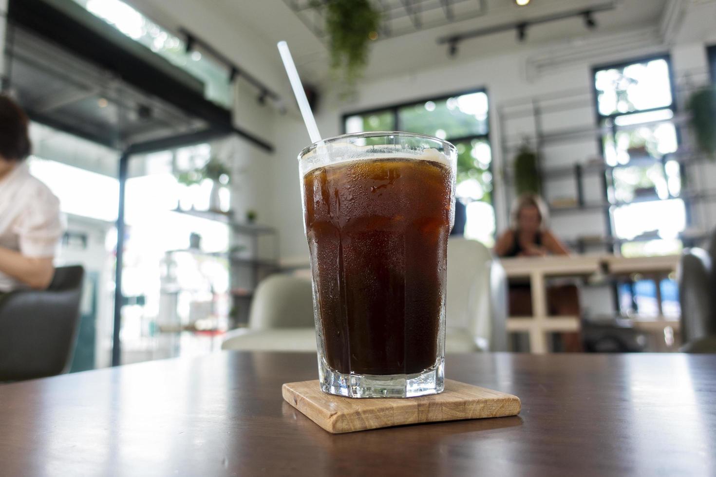 caffè nero ghiacciato nella caffetteria foto