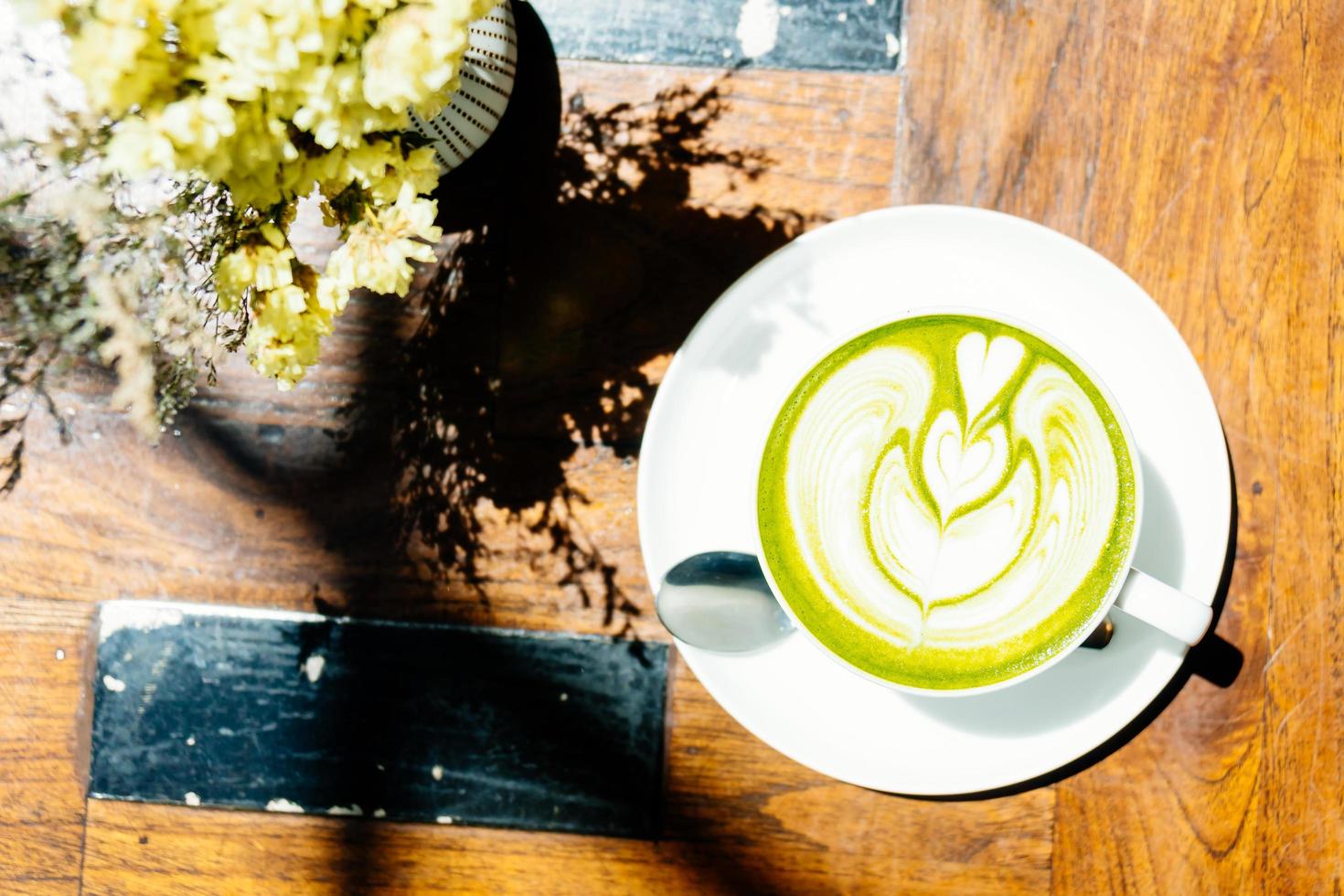 tè verde matcha latte in tazza bianca foto