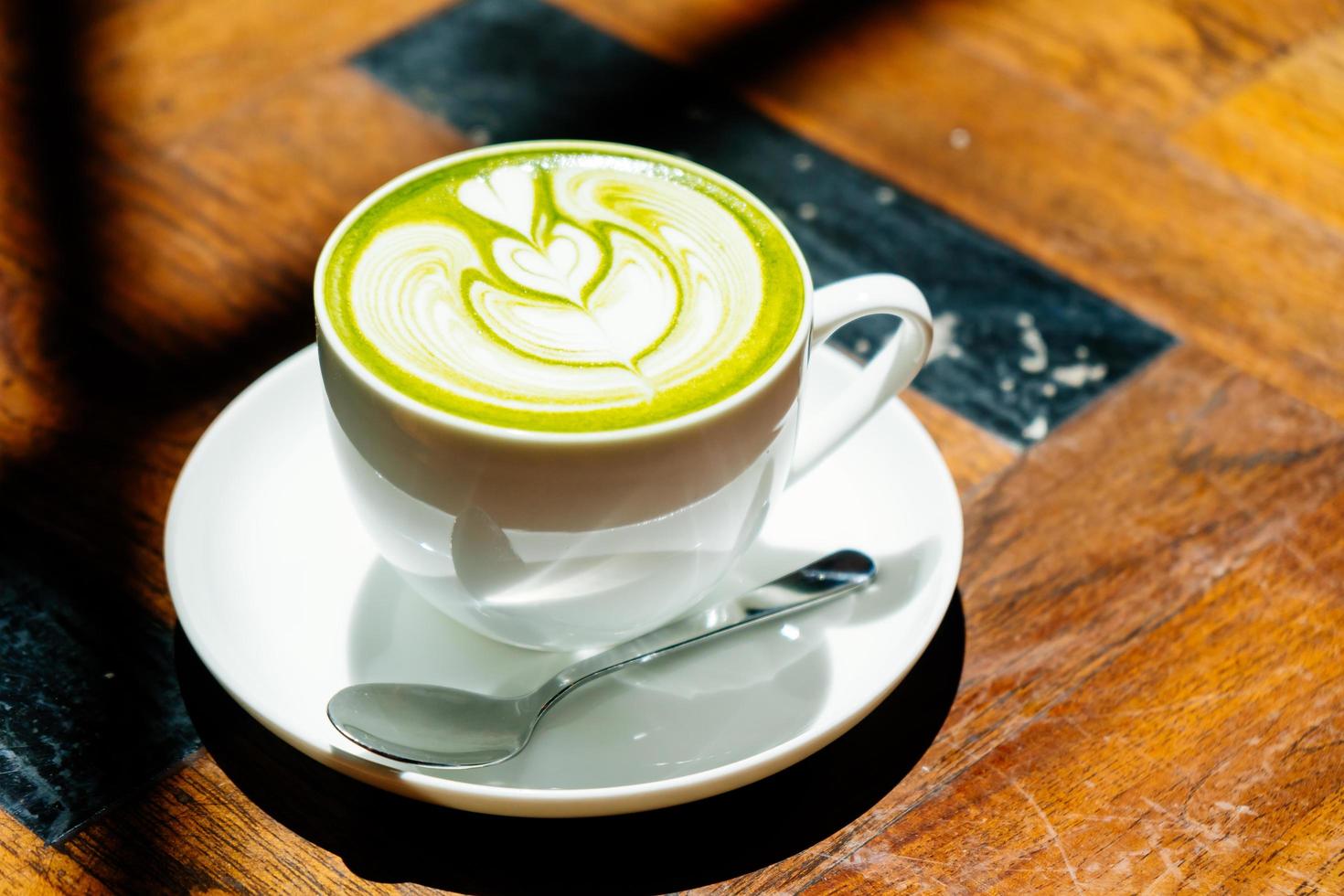 tè verde matcha latte in tazza bianca foto