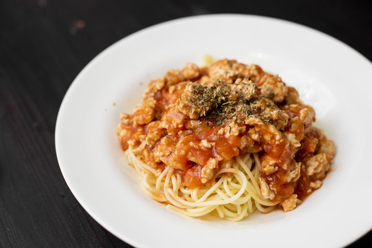 spaghetti su fondo di legno nero foto