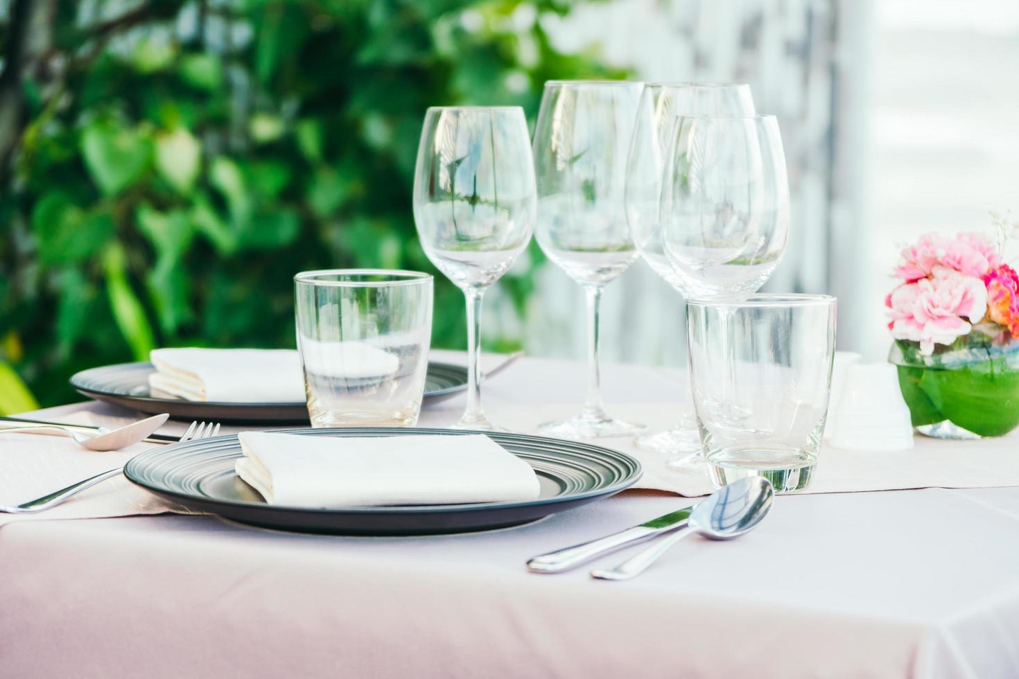 tavola da pranzo romantica con bicchiere di vino e altro foto