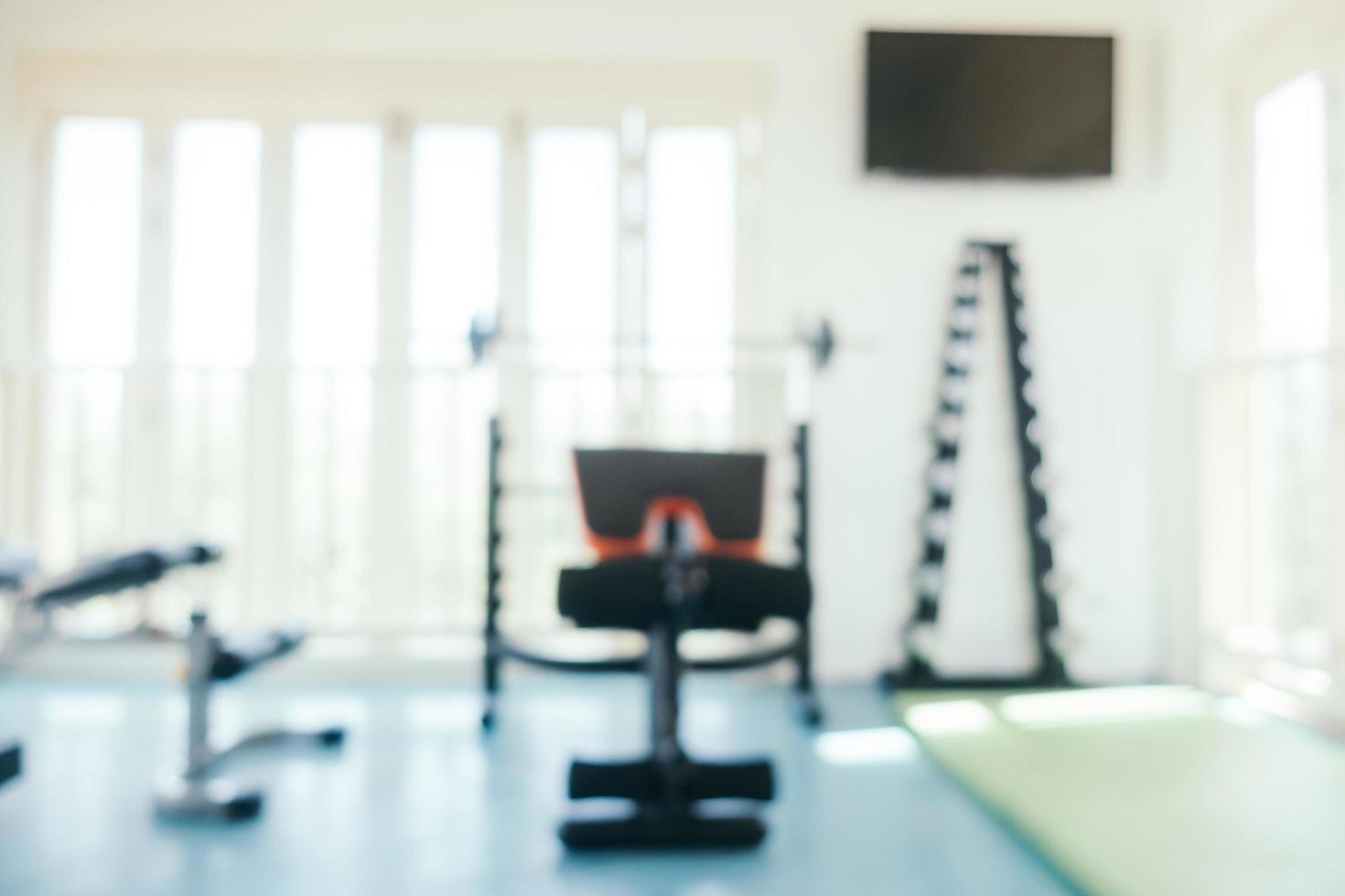 sfocatura astratta attrezzatura sportiva nell'interno della palestra foto