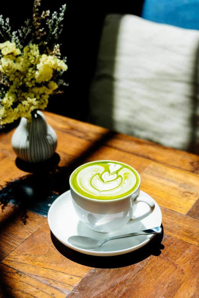 tè verde matcha latte in tazza bianca foto