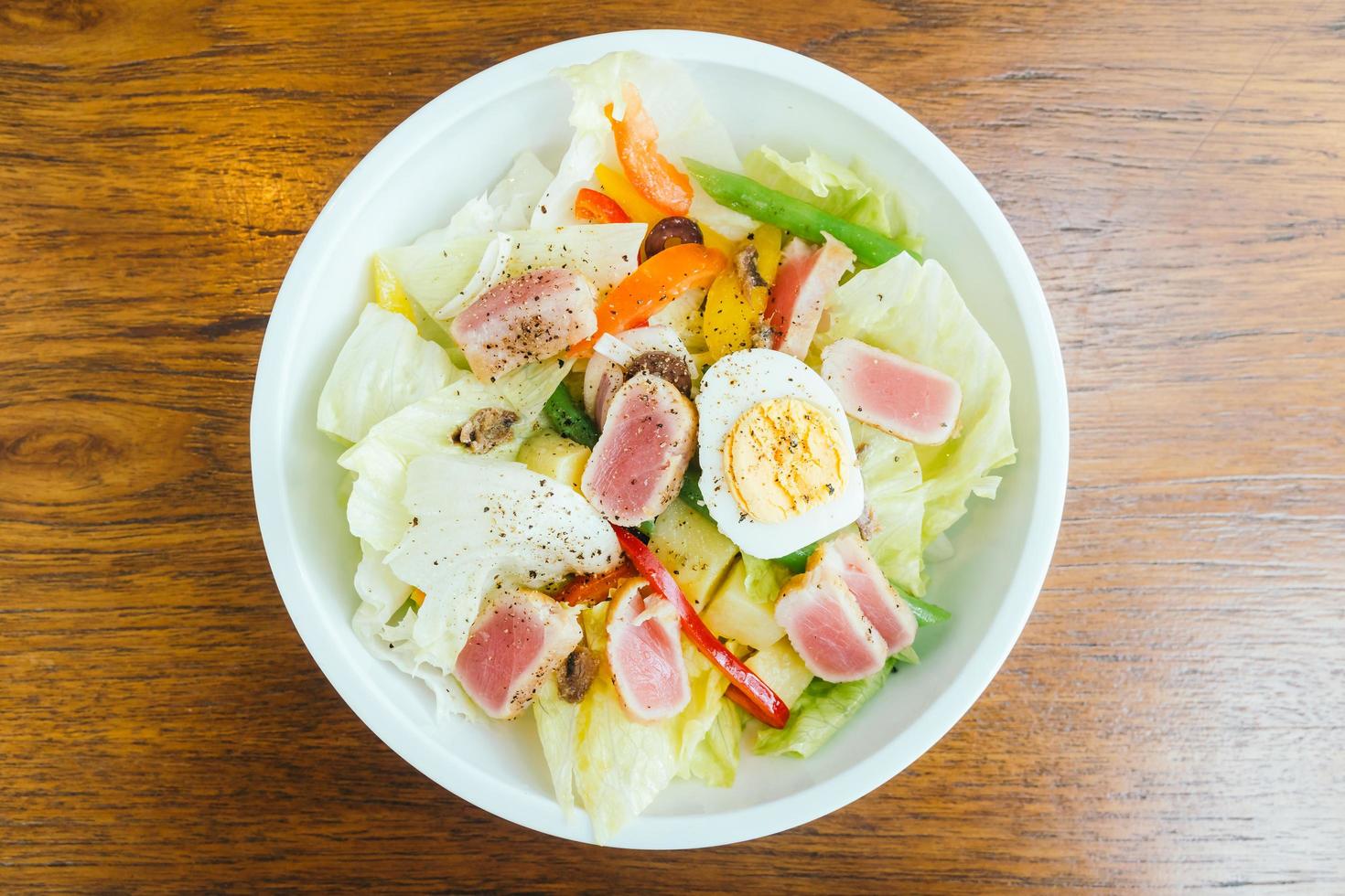 carne di tonno e uova con insalata di verdure foto