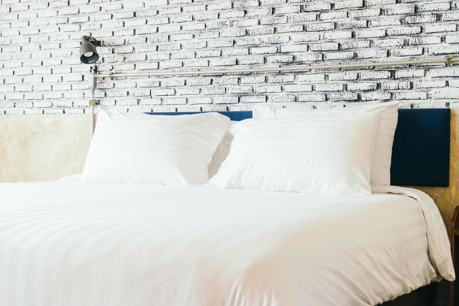 cuscino bianco sul letto foto