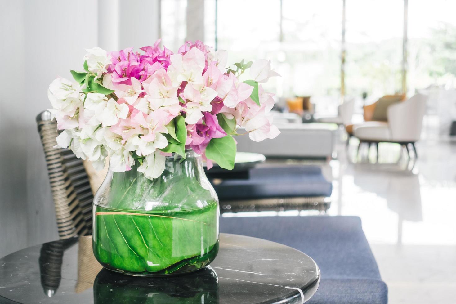 vaso di fiori sul tavolo foto