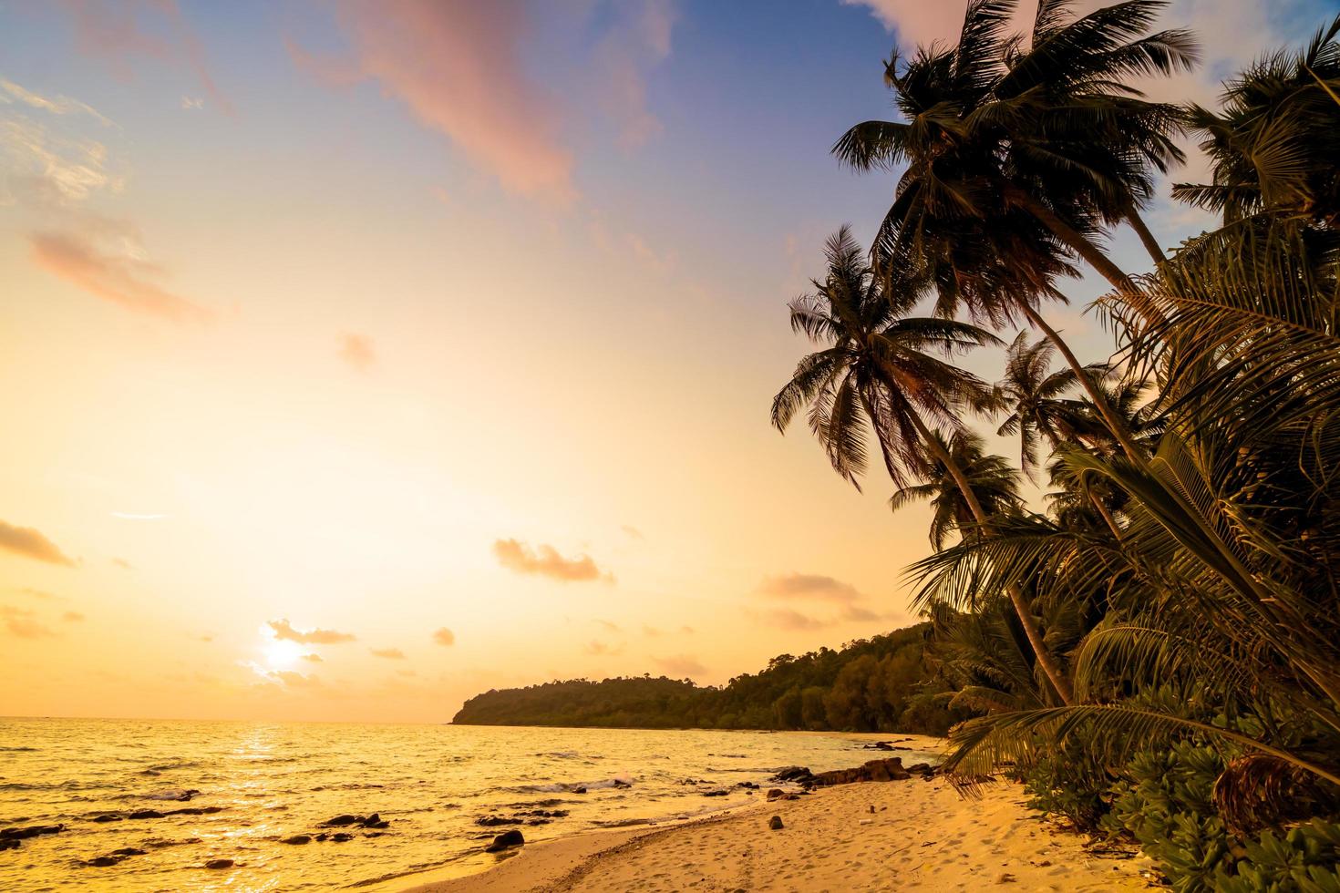 bellissima isola paradisiaca con spiaggia e mare foto