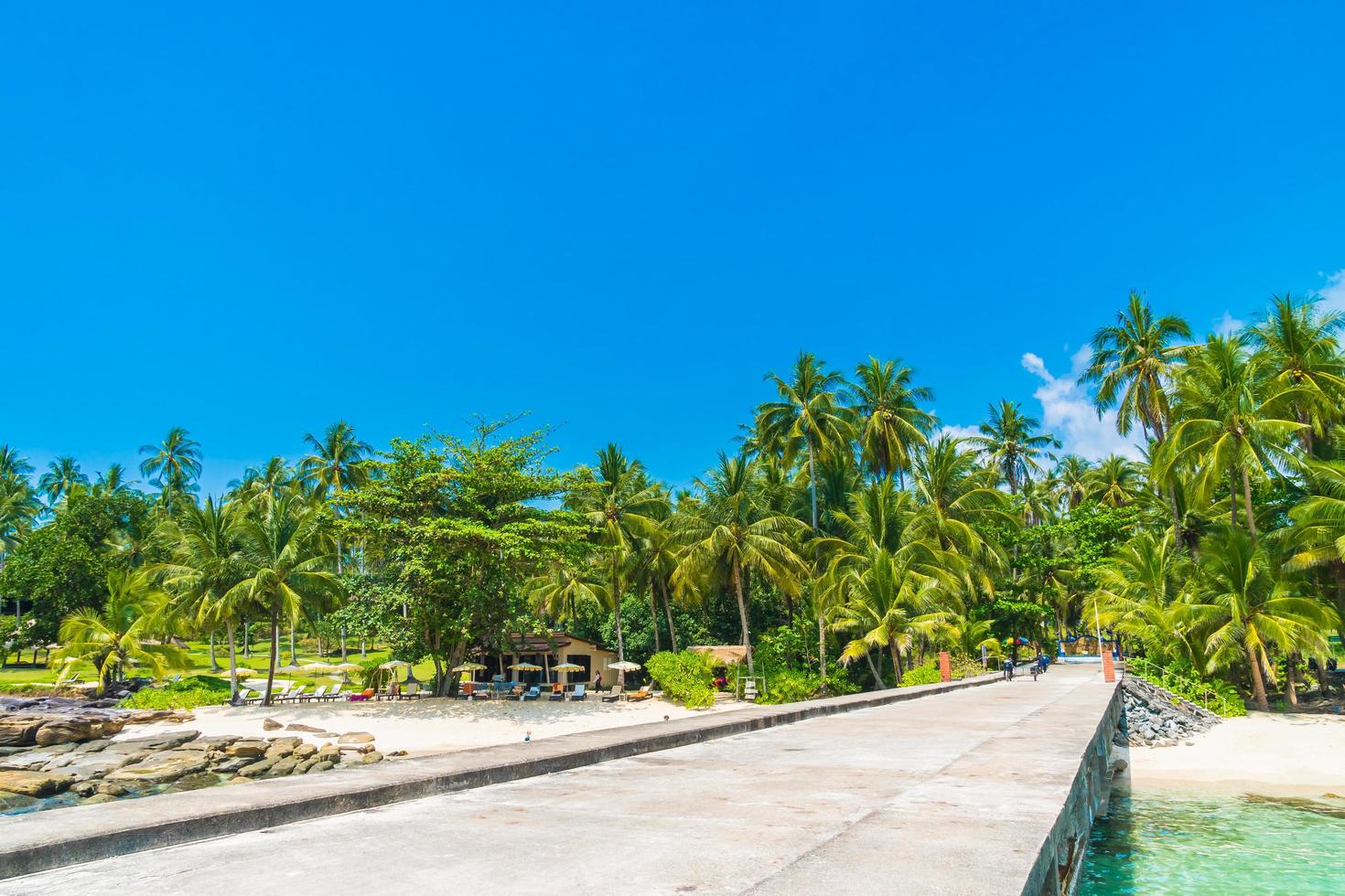 bellissima spiaggia tropicale e mare foto